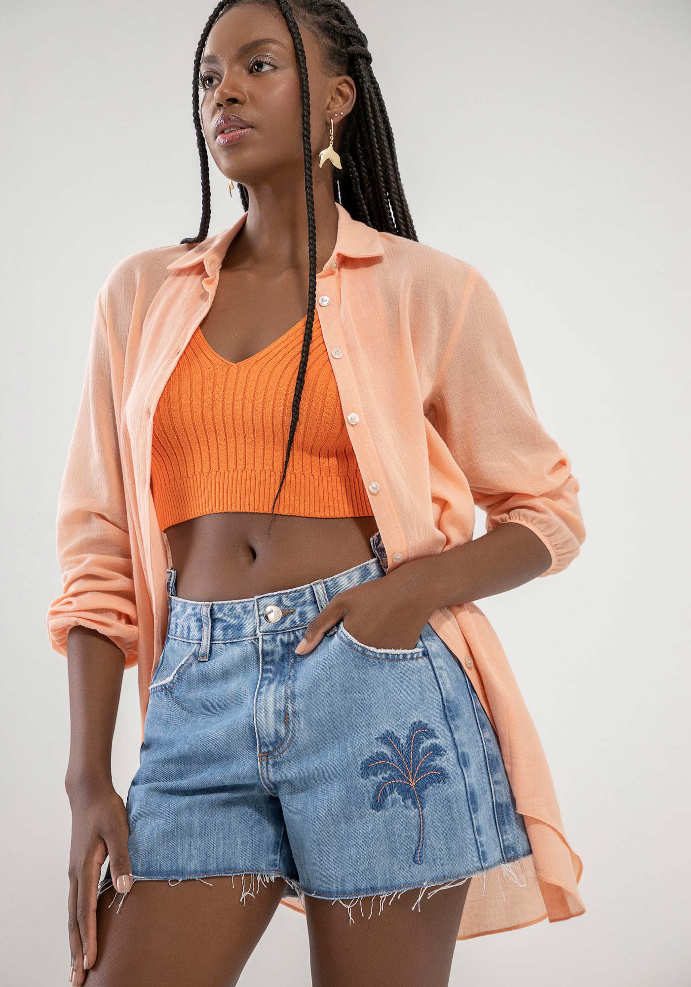 Shorts Jeans Boyfriend Bordado com C&oacute;s Assim&eacute;trico, JEANS, large.