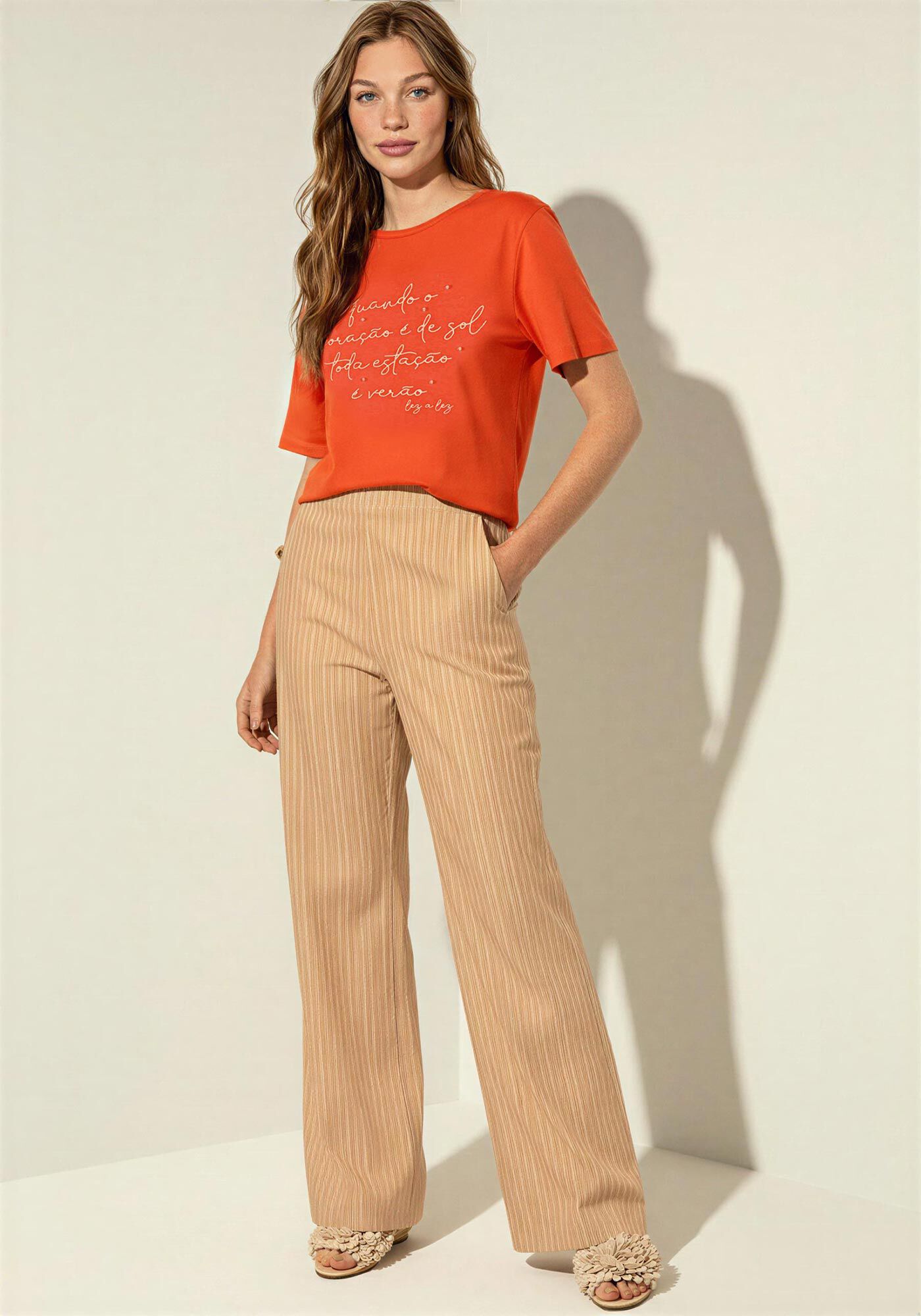 Blusa T-shirt Com Manga Assim&eacute;trica E Bordados Com P&eacute;rolas, , large.