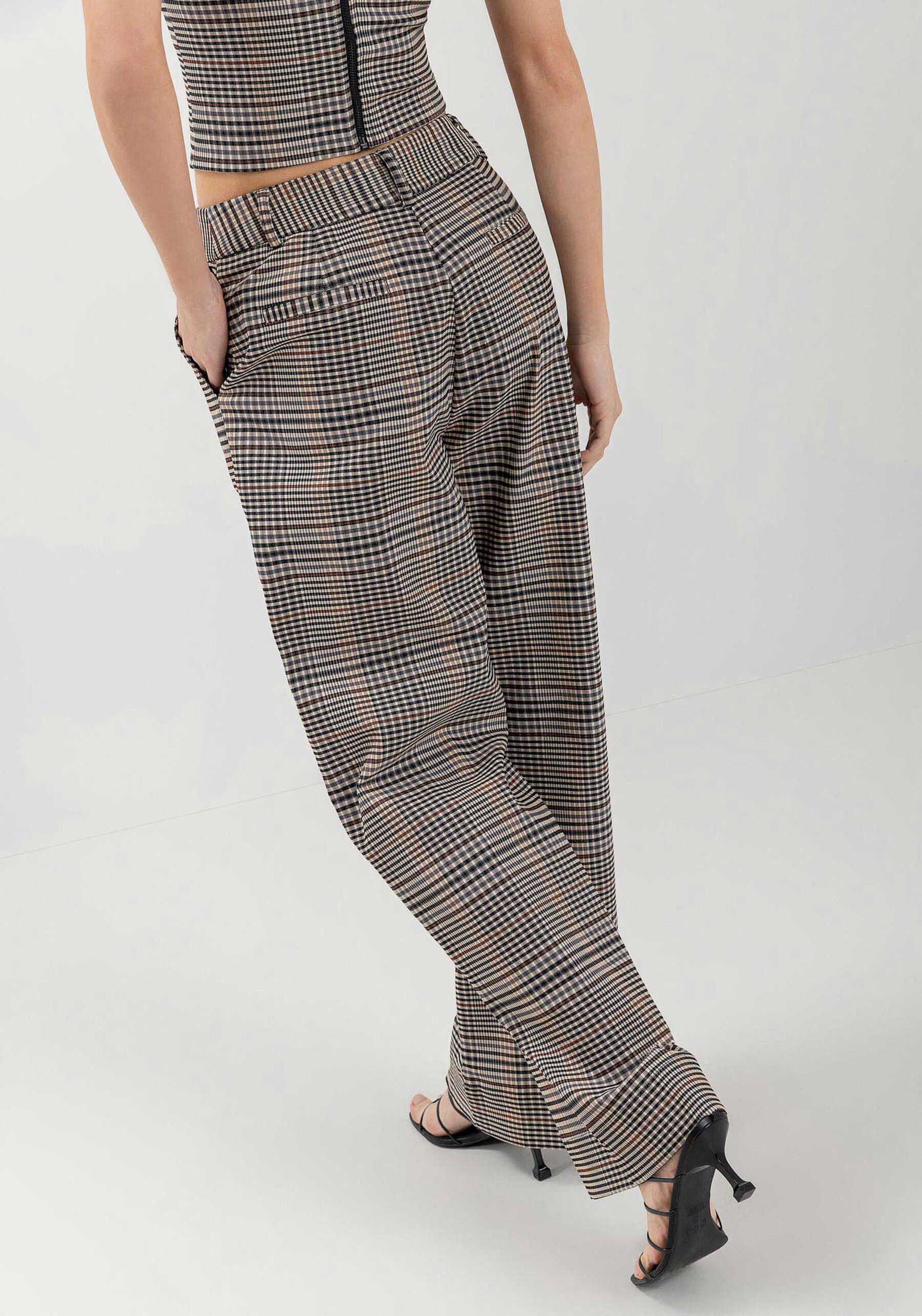 Calça Reta Xadrez Com Cintura Alta E Bolsos Funcionais, . Calça Reta Xadrez Com Cintura Alta E Bolsos Funcionais, , large.