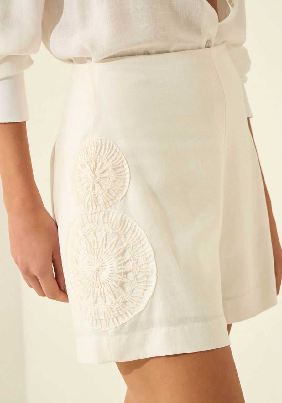 Shorts De Cintura Alta Com Linho E Renda Tenerife, BRANCO OFF WHITE. Shorts De Cintura Alta Com Linho E Renda Tenerife, BRANCO OFF WHITE, large.