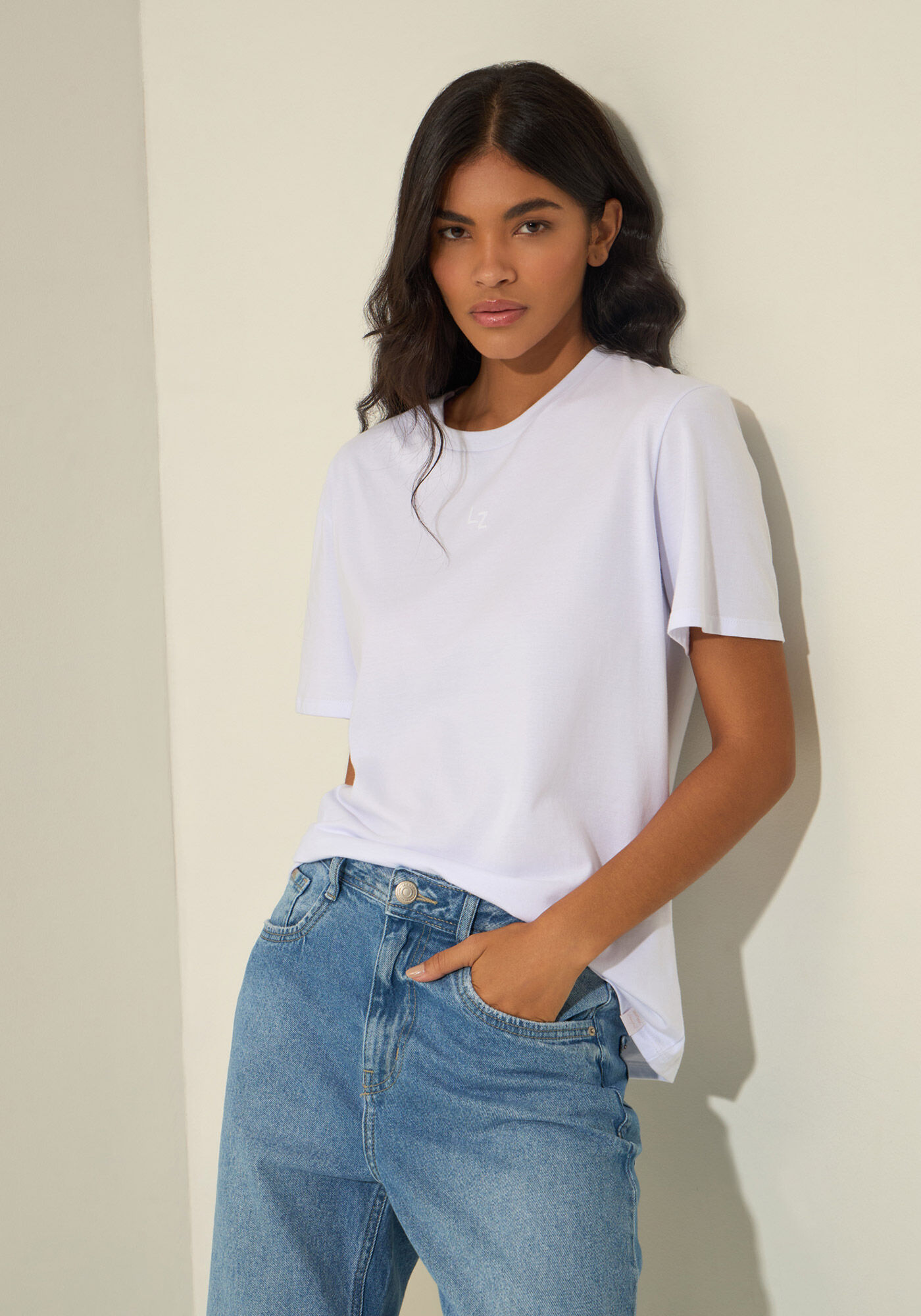 T- shirt B&aacute;sica Com Bordado Em Malha Penteada De Algod&atilde;o, BRANCO, large.