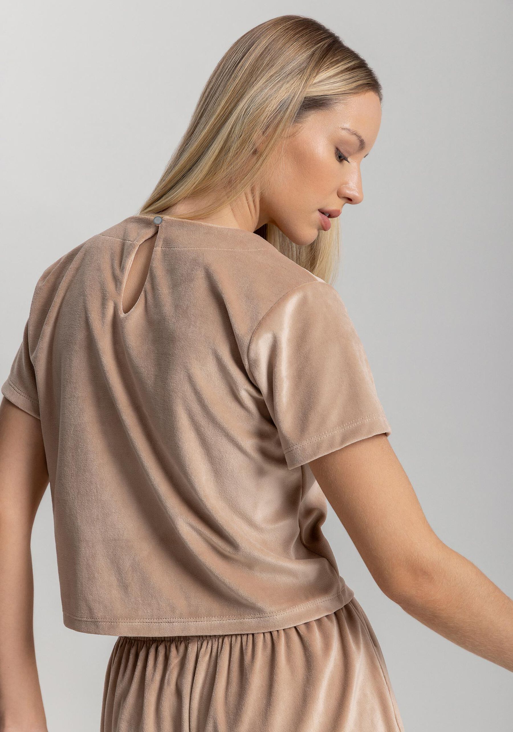 Blusa Curta De Mangas Com Gola Redonda Em Malha Plush Move, BEGE MUDOC. Blusa Curta De Mangas Com Gola Redonda Em Malha Plush Move, BEGE MUDOC, large.