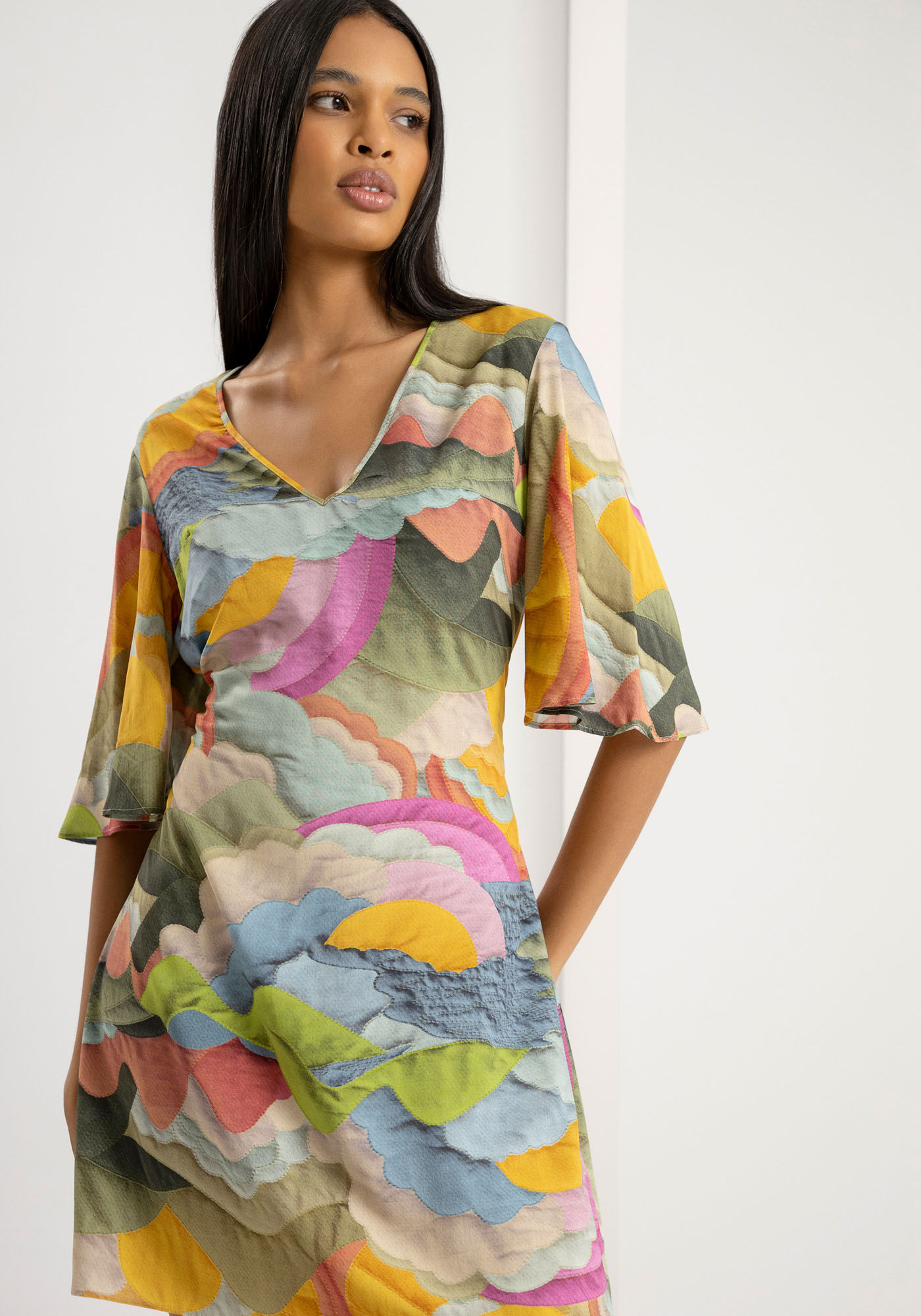 Vestido Curto Estampado com Manga Sino
