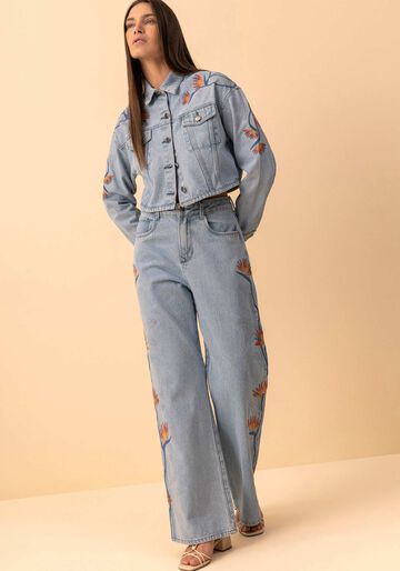 Calça Jeans Wide Leg Com Cintura Alta E Bordados Laterais, JEANS. Calça Jeans Wide Leg Com Cintura Alta E Bordados Laterais, JEANS, large.
