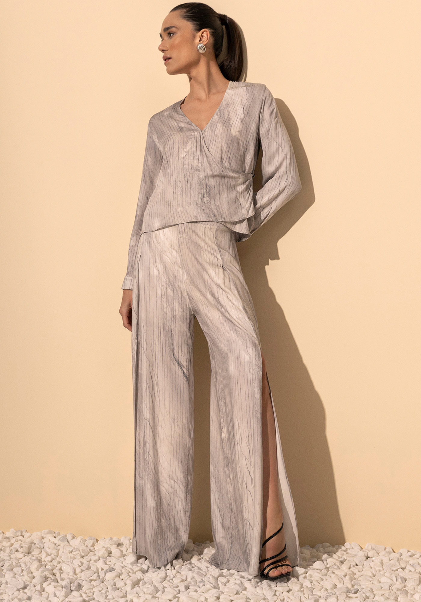 Cal&ccedil;a Pantalona Estampada Com Fendas E Cintura Alta, PLISSE CINZA, large.