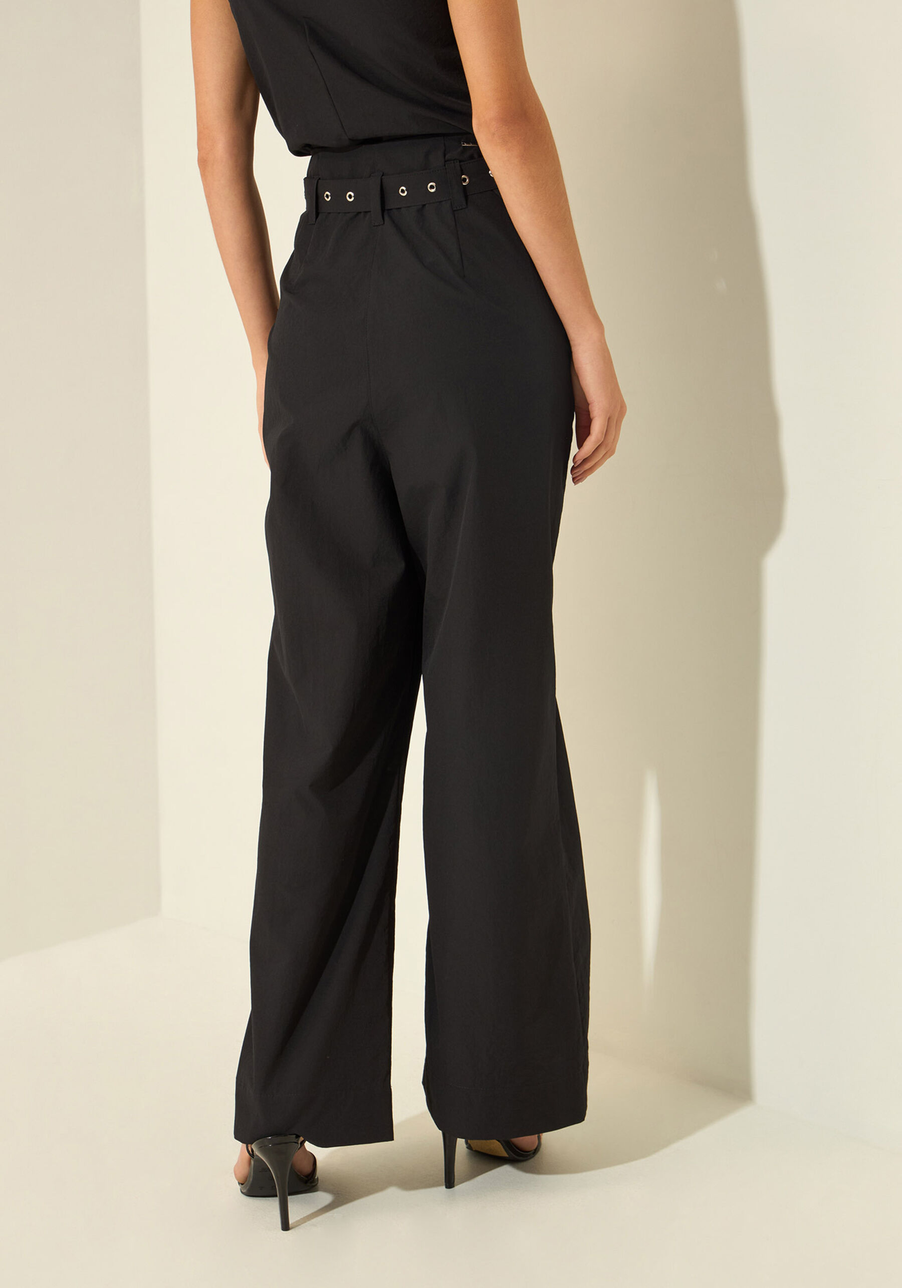 Calça Reta Com Cintura Alta e Cinto Em Alfaiataria, PRETO. Calça Reta Com Cintura Alta e Cinto Em Alfaiataria, PRETO, large.