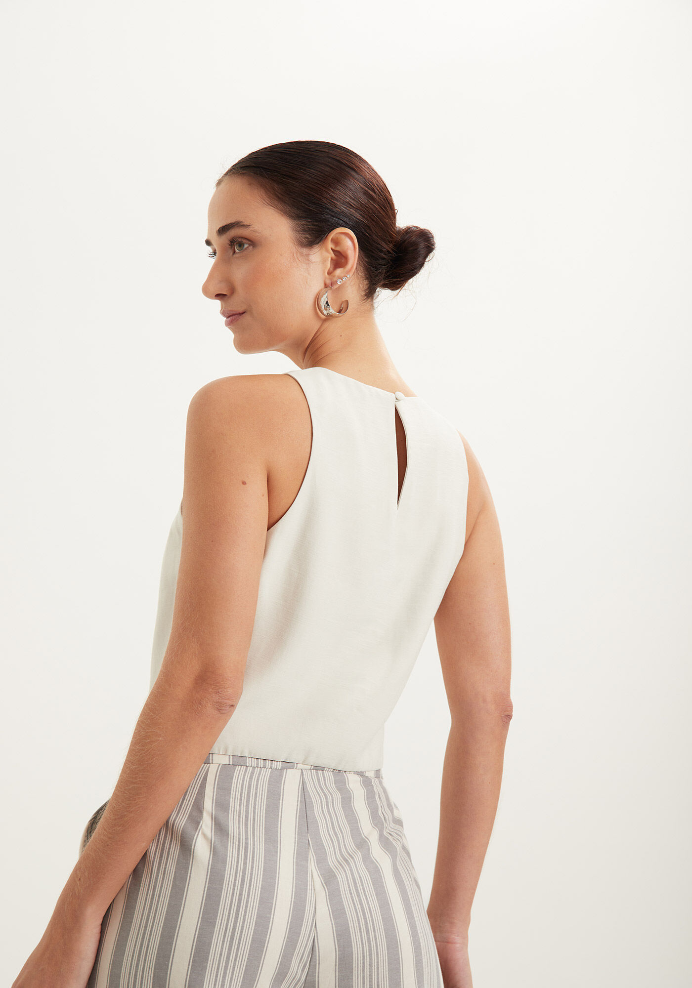 Blusa Cropped Sem Mangas Em Alfaiataria Com Decote Redondo, , large.