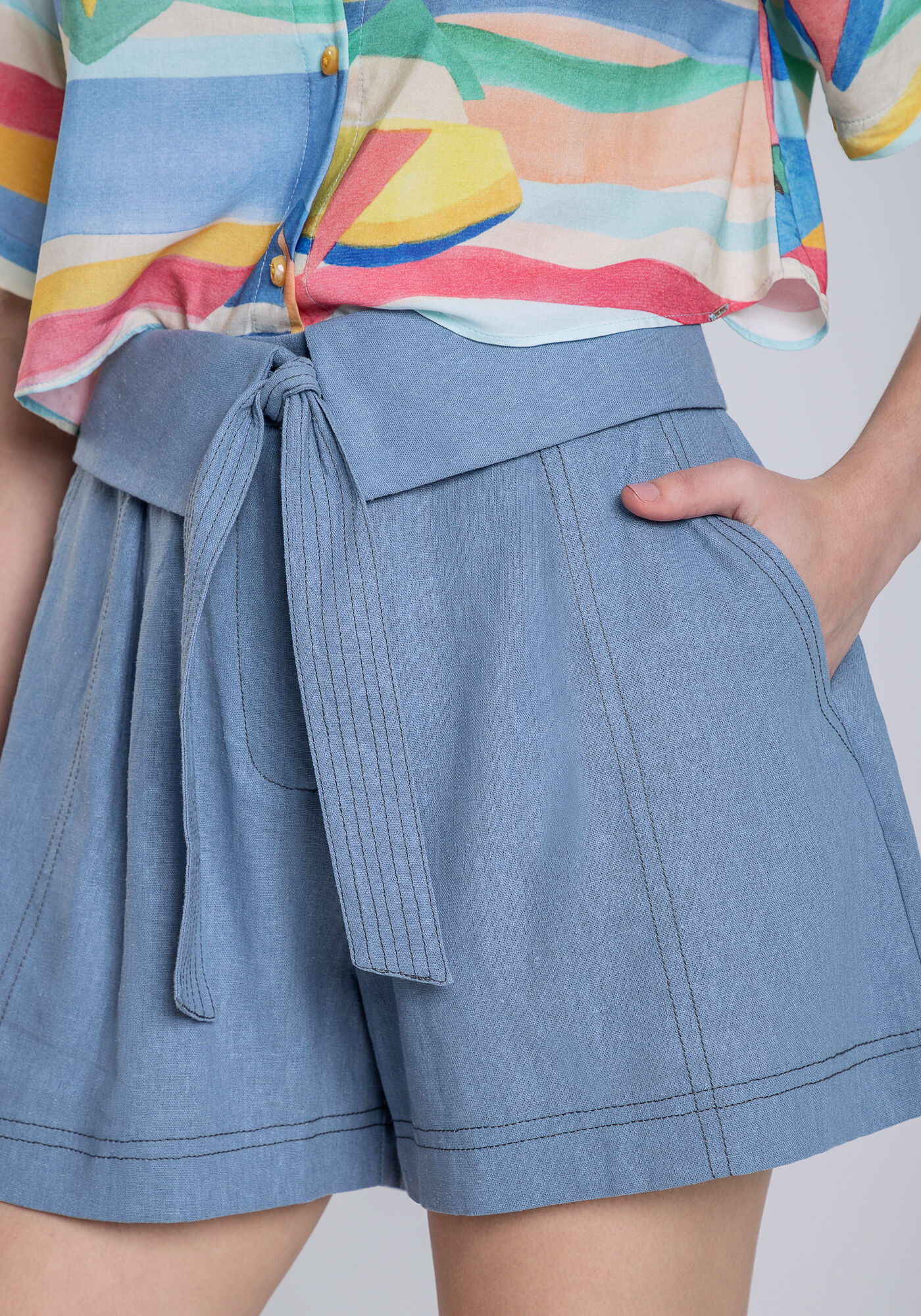 Shorts em Linho com Recorte e Cinto, AZUL NETUNO, large.