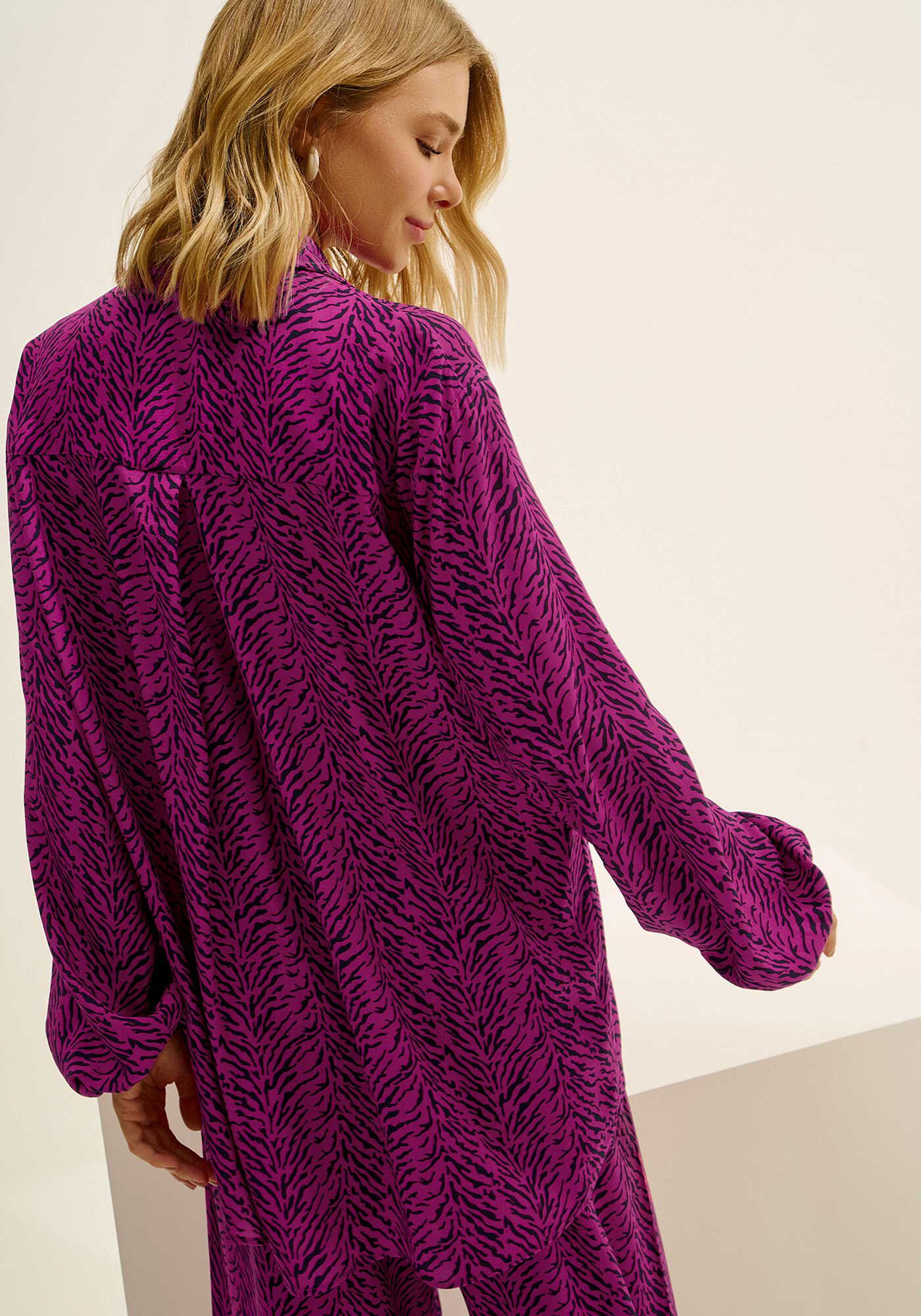 Camisa Sa&iacute;da de Praia Alongada em Viscose Estampada, , large.