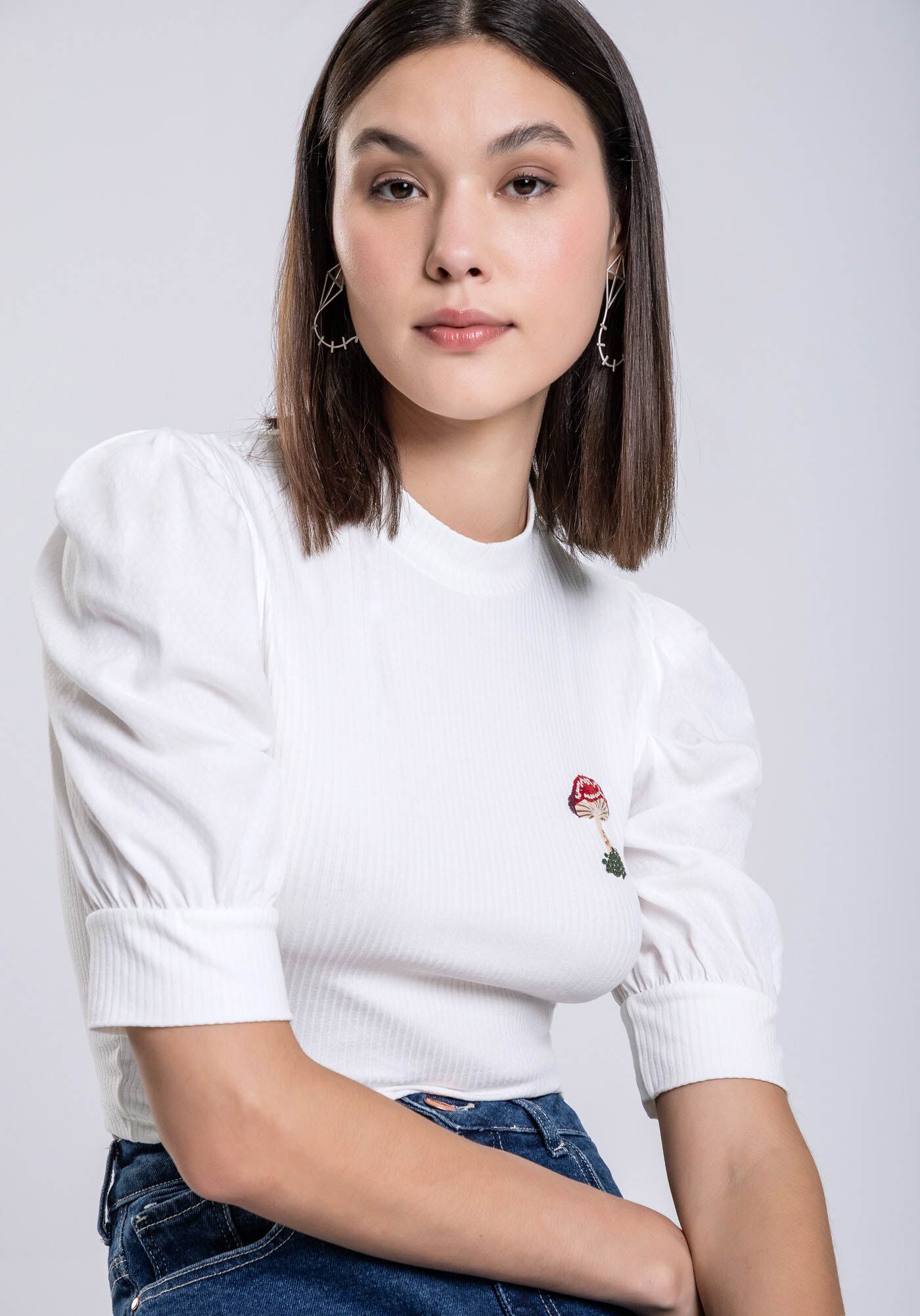 Blusa Cropped em Malha Canelada com Bordado, , large.