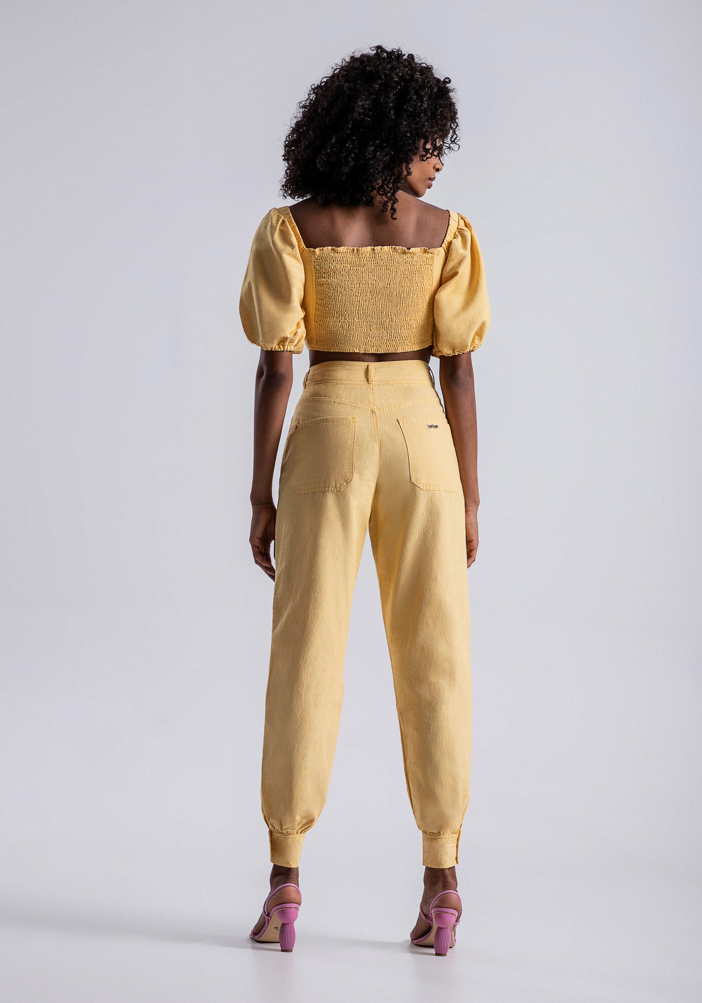 Cal&ccedil;a Sarja Slouchy Cropped com Detalhe C&oacute;s, AMARELO LIMONADA, large.