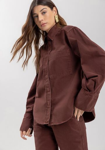 Camisa Alongada Com Bolso Frontal Em Sarja, MARROM CHOCOLATE. Camisa Alongada Com Bolso Frontal Em Sarja, MARROM CHOCOLATE, large.