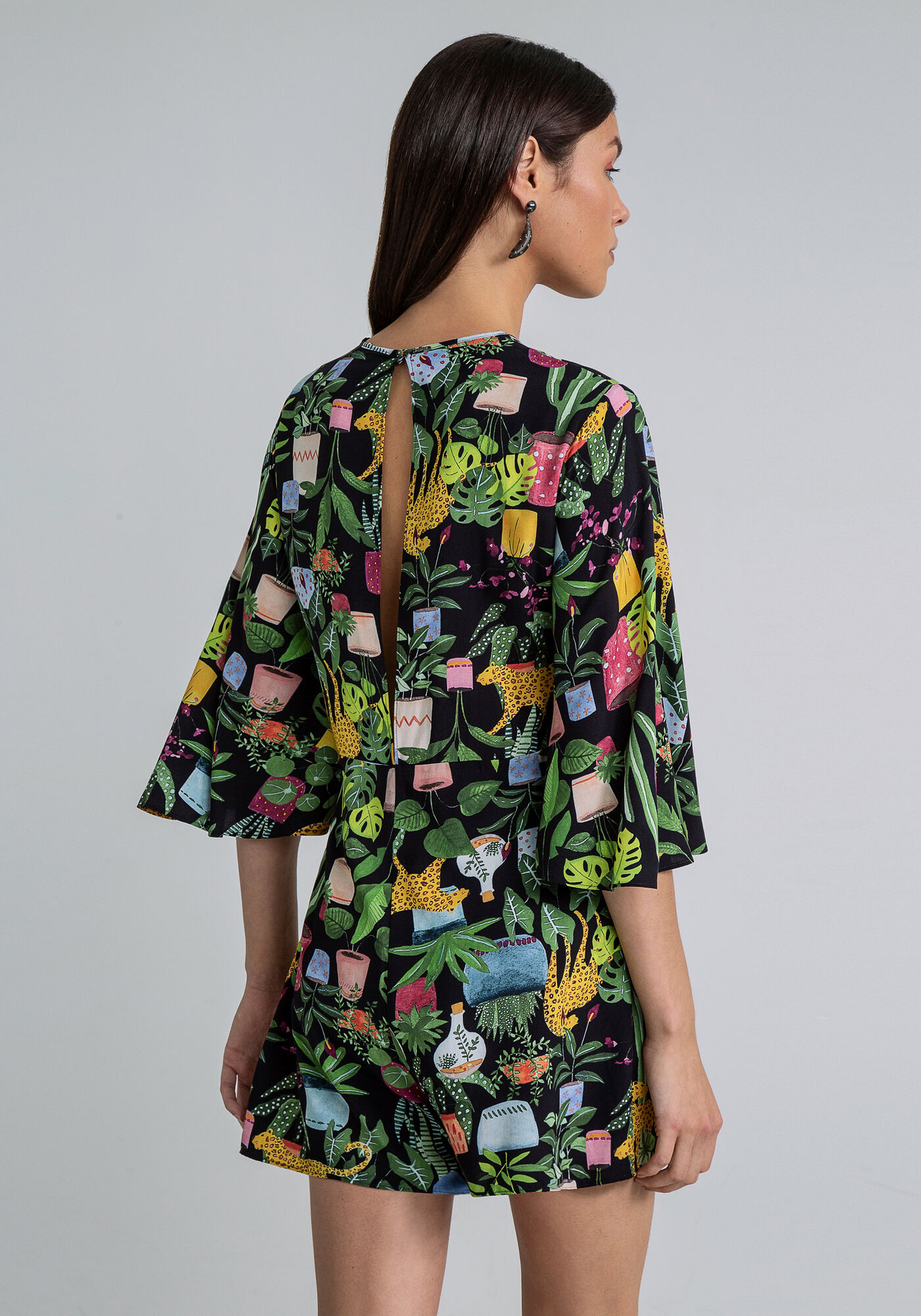 Macac&atilde;o Curto Retil&iacute;nea Decote Estampada, INSTINTO, large.