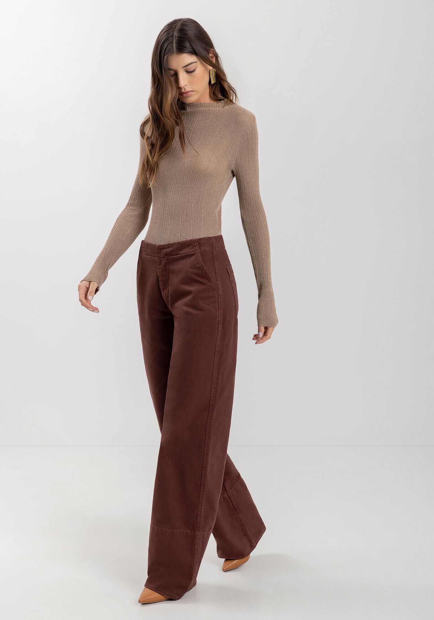 Calça Wide Leg Sarja Com Cintura Alta E Barra Diferenciada