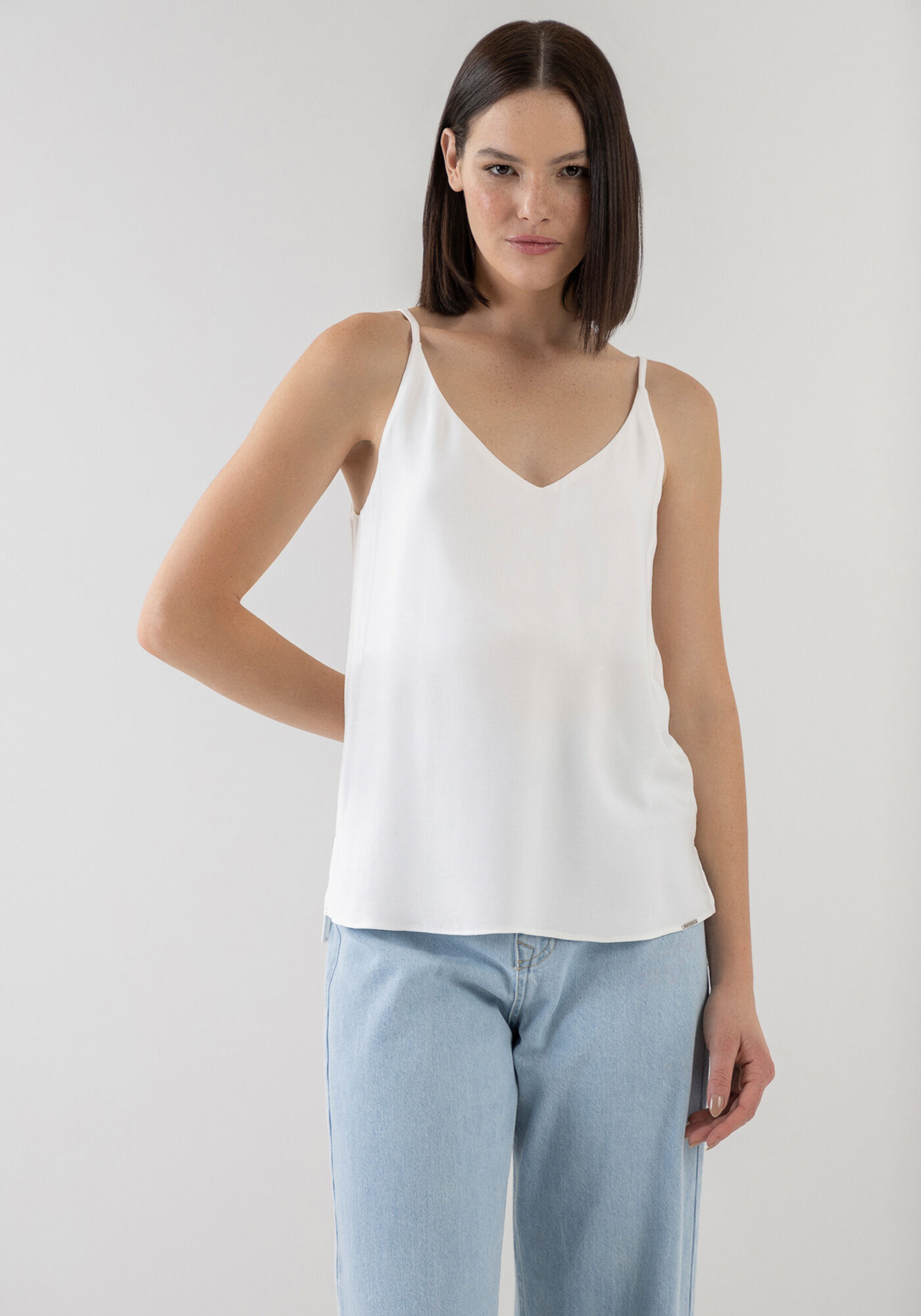 Blusa com Al&ccedil;as em Viscose Decote V, , large.