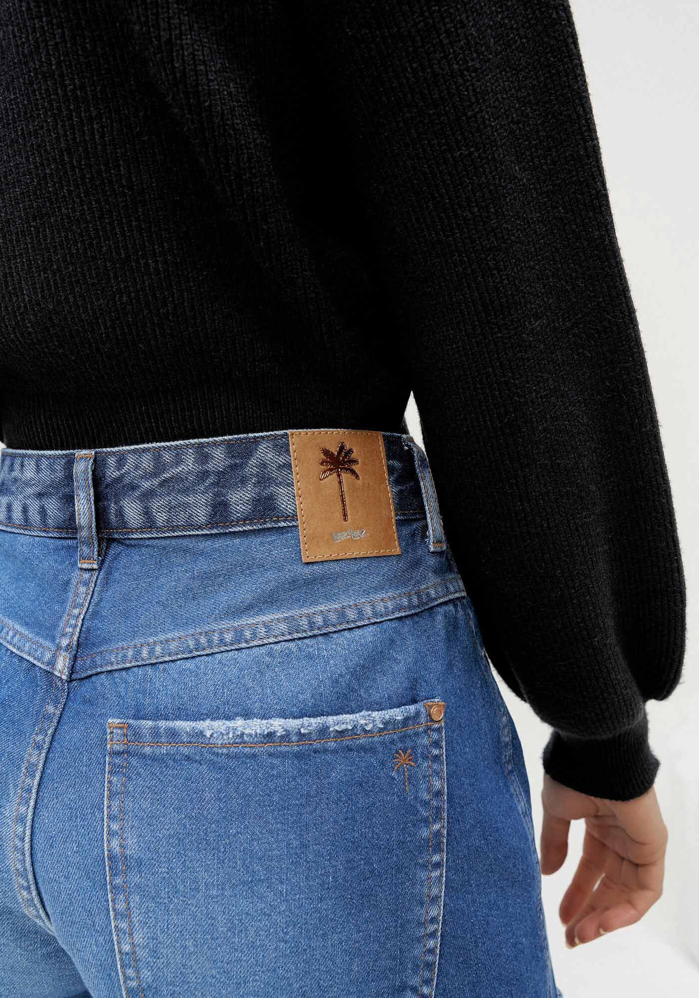 Shorts Jeans Boyfriend com Recorte Assim&eacute;trico, , large.