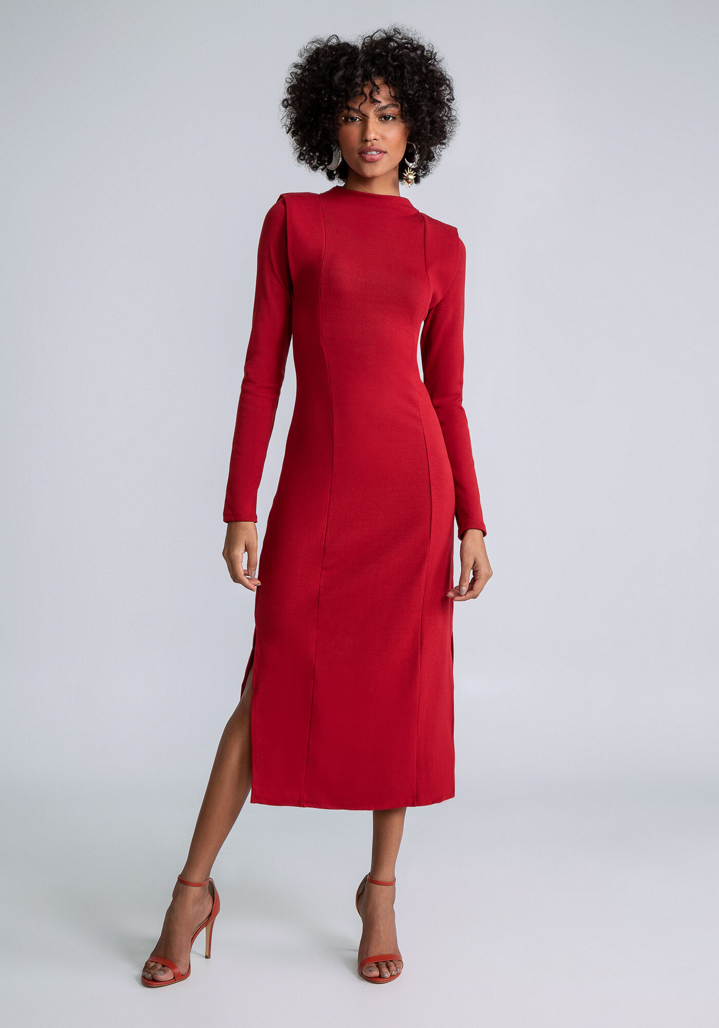 Vestido gola sale alta manga longa