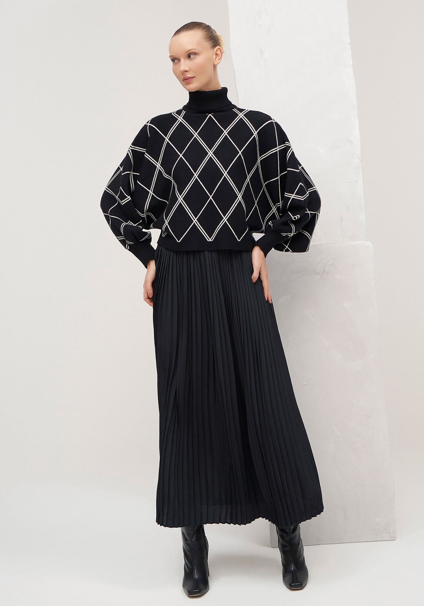 Blus&atilde;o Gola Alta em Tric&ocirc; com Manga Bufante, PRETO REATIVO, large.