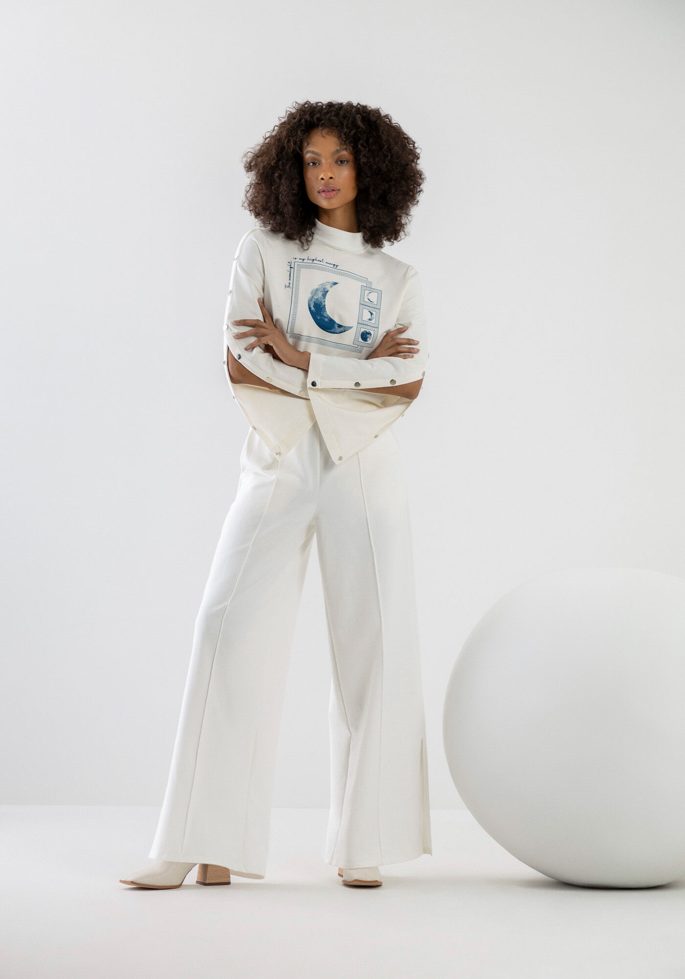 Blus&atilde;o Gola Alta com Bot&otilde;es nas Mangas, , large.