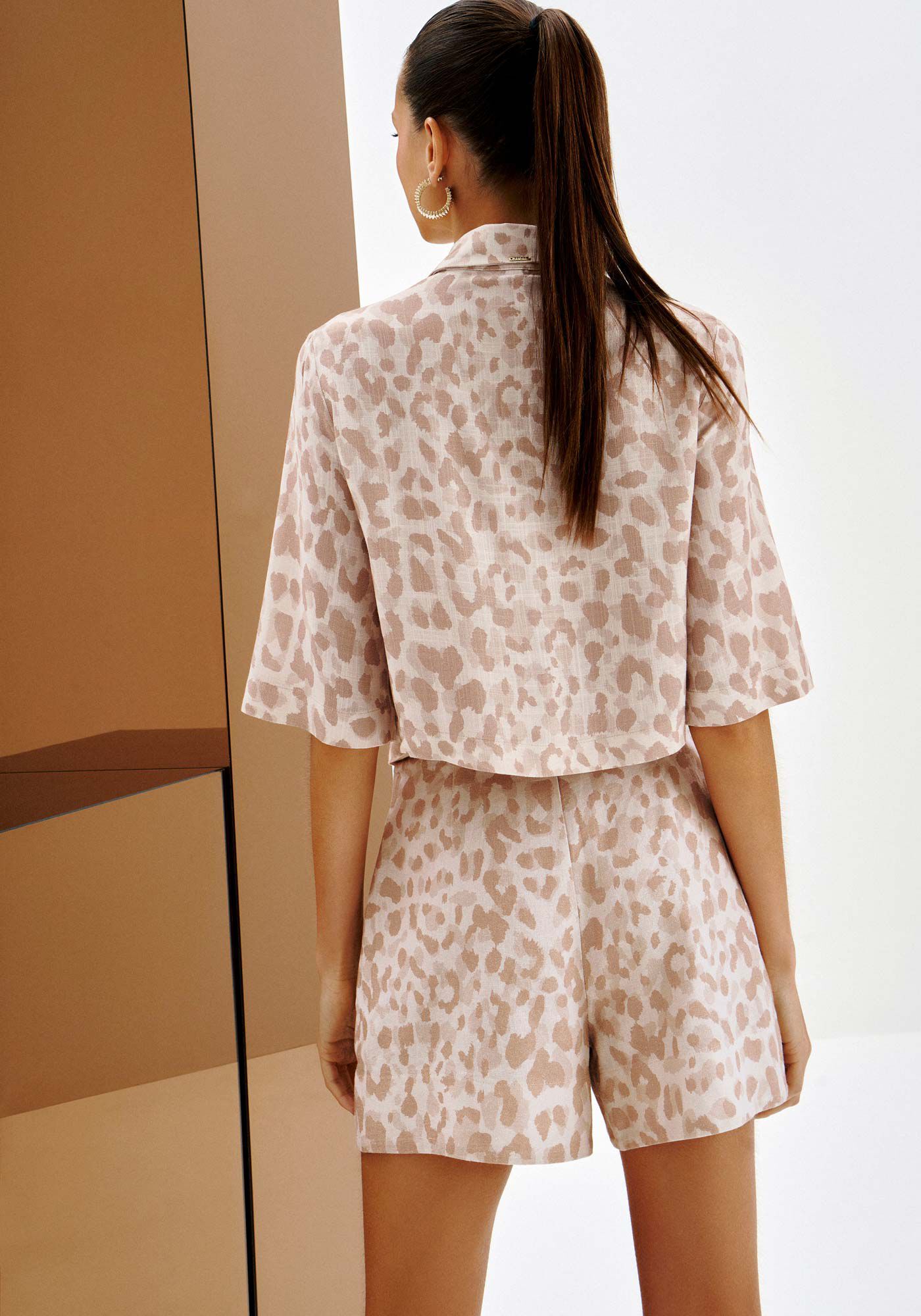 Camisa Manga Curta Cropped em Viscose Estampada, ONCA, large.