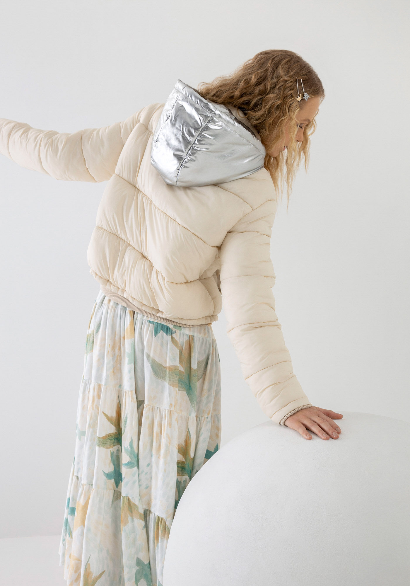 Jaqueta Puffer M&aacute;xi com Capuz Metalizado, BRANCO OFF WHITE, large.