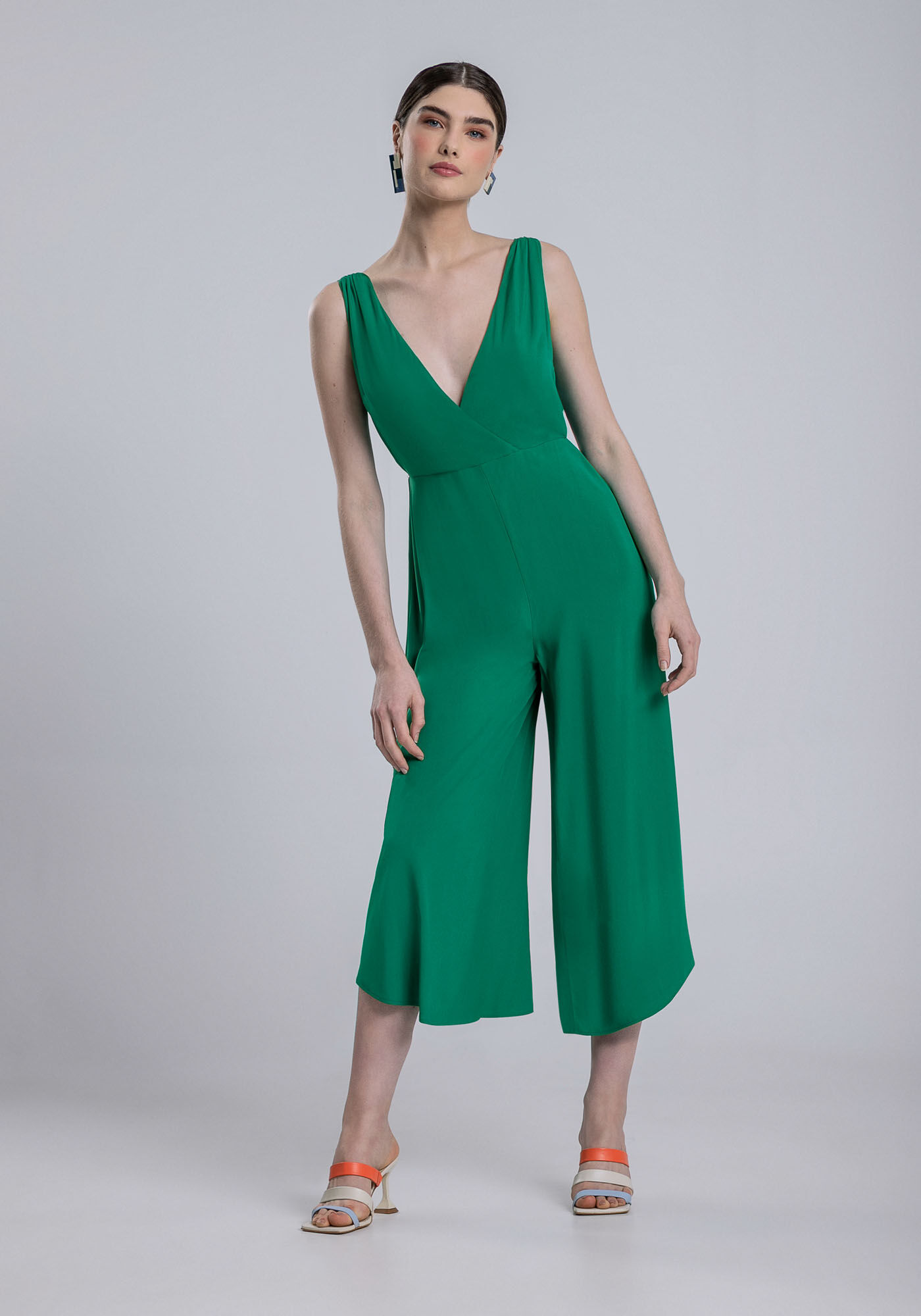 Macac&atilde;o Pantacourt Decote Transpassado Cores, VERDE GLIMMER, large.