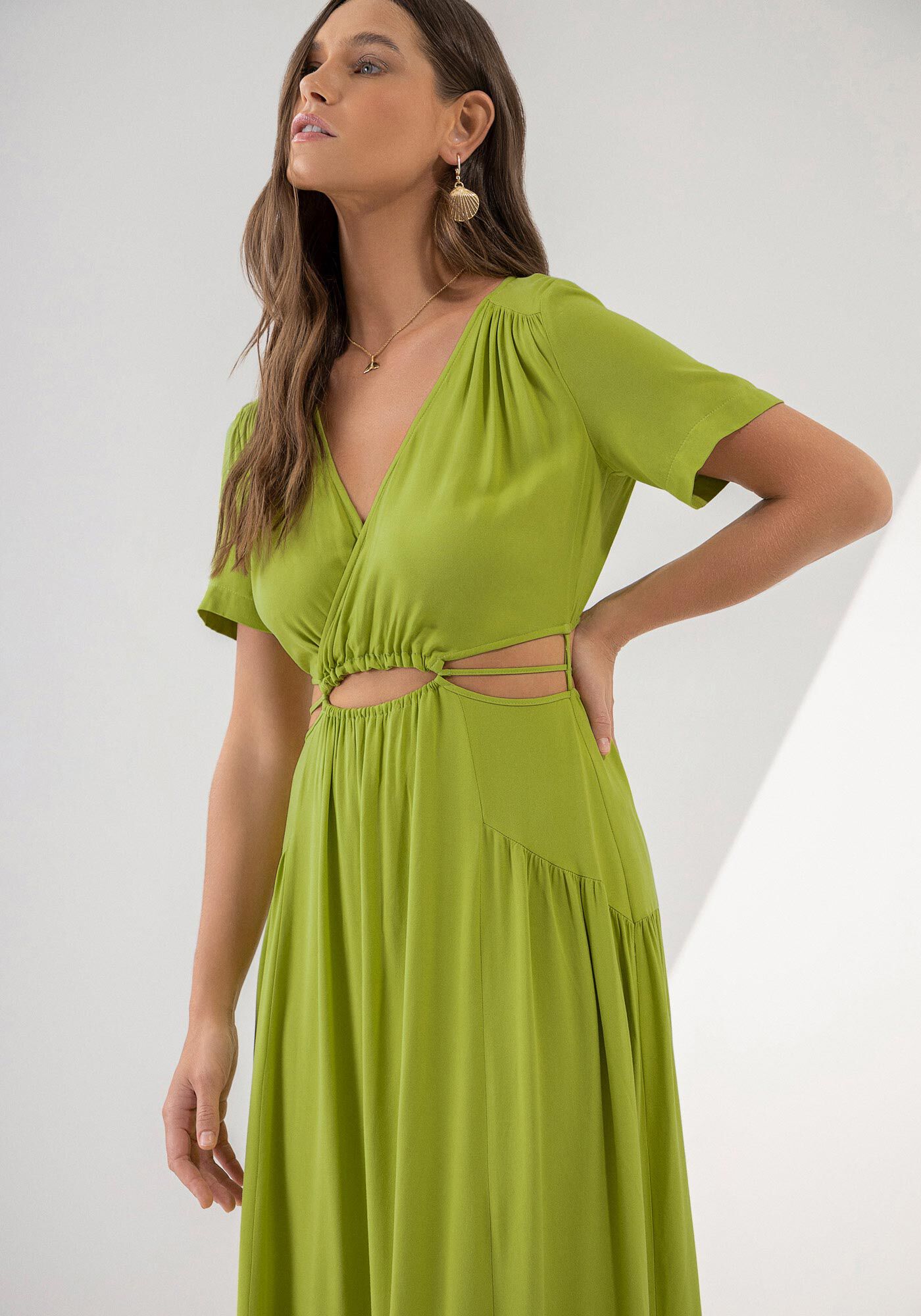 Vestido Midi em Viscose com Cut Out e Amarra&ccedil;&atilde;o, , large.