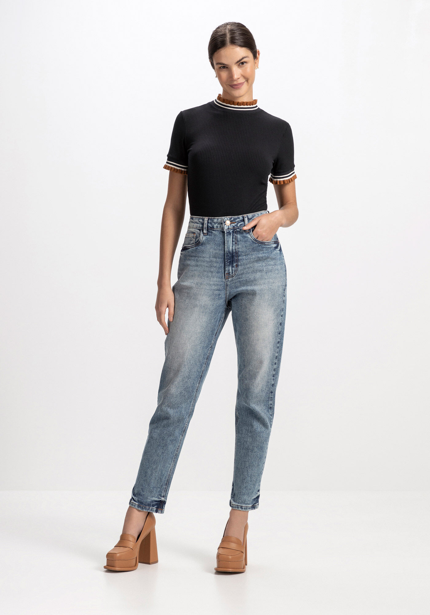 Calça jeans combina shop com salto alto