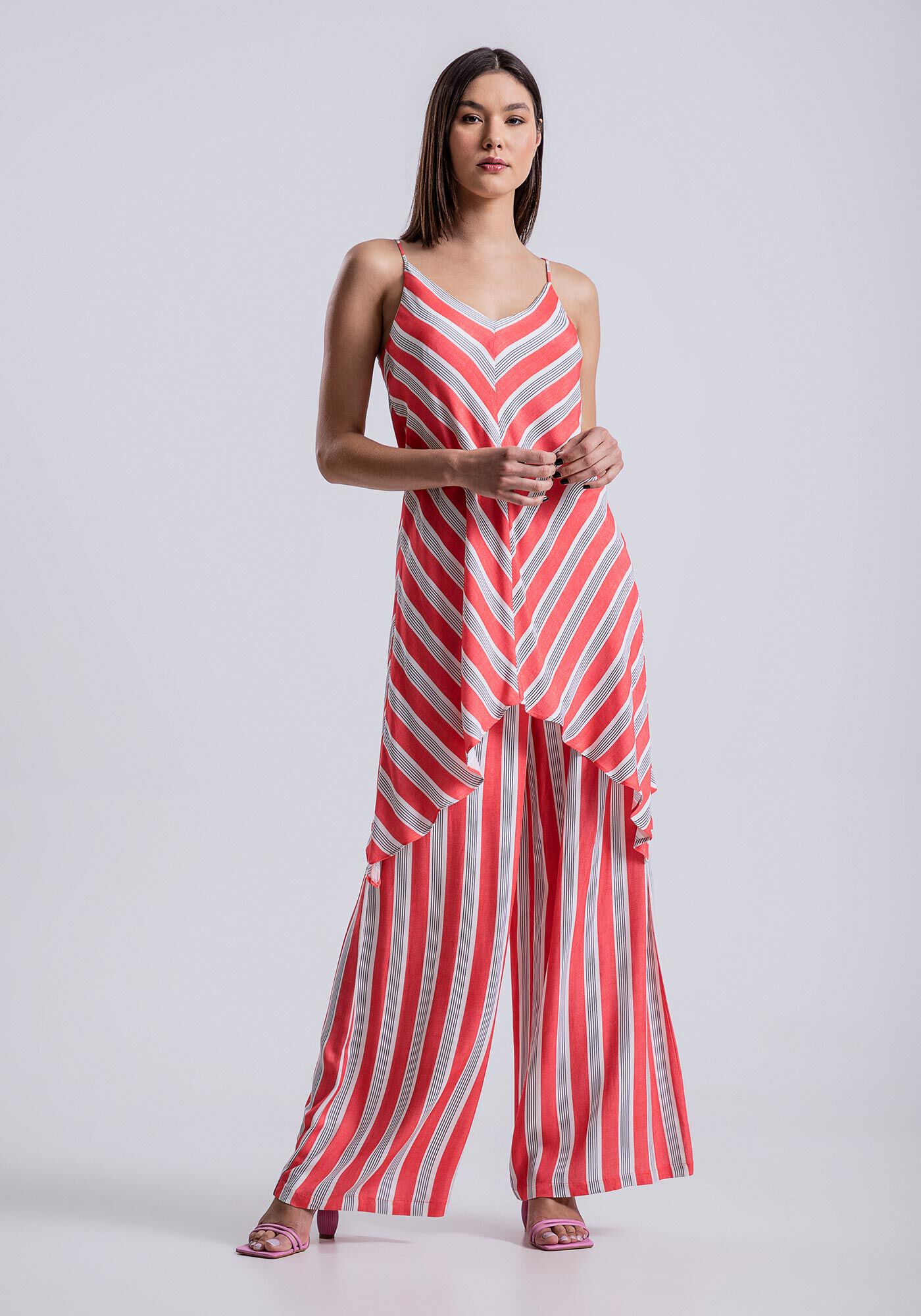 Vestido com Al&ccedil;as Curto em Viscose Assim&eacute;trico, , large.