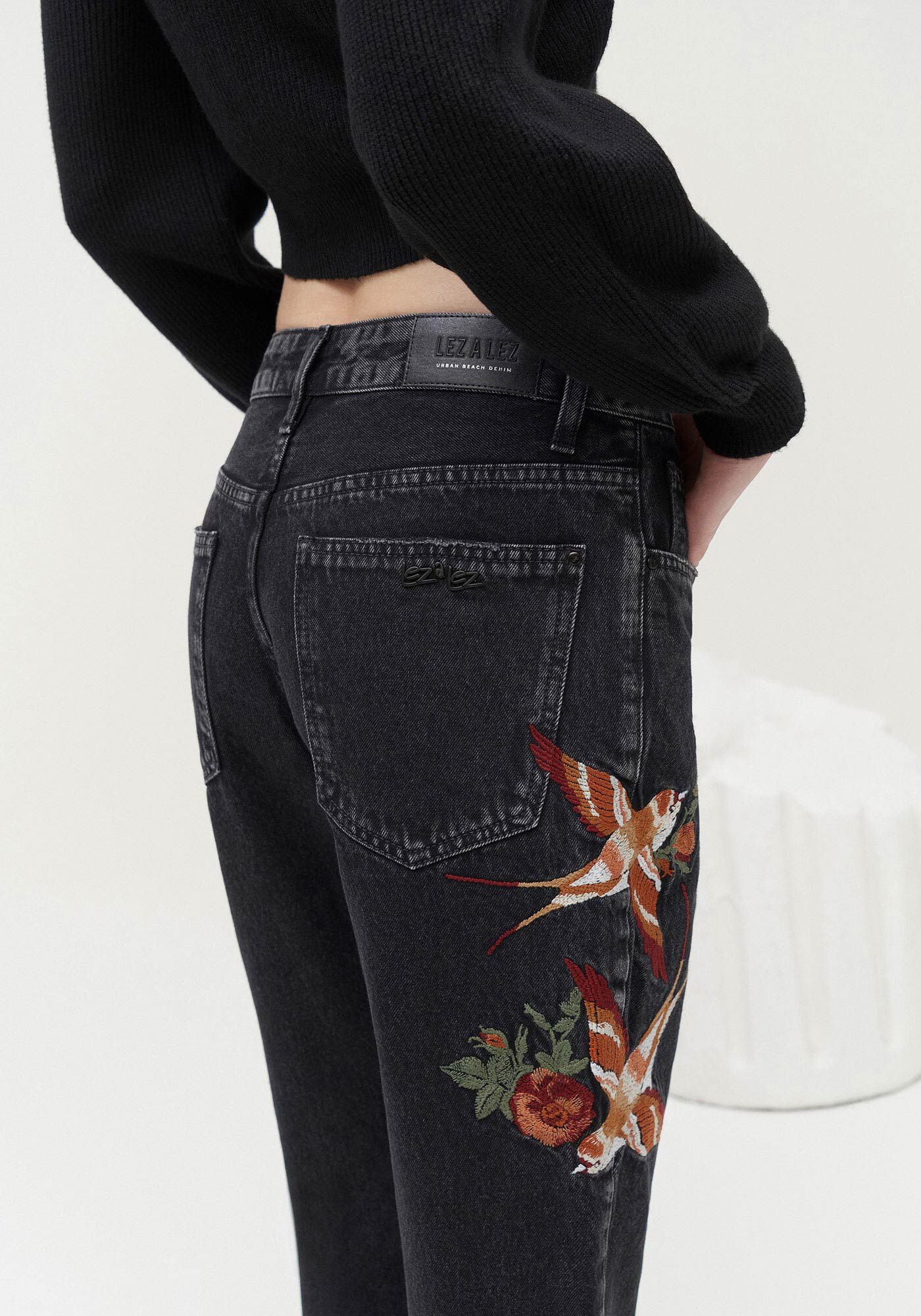 Cal&ccedil;a Jeans Reta Slim com Bordado P&aacute;ssaros, , large.