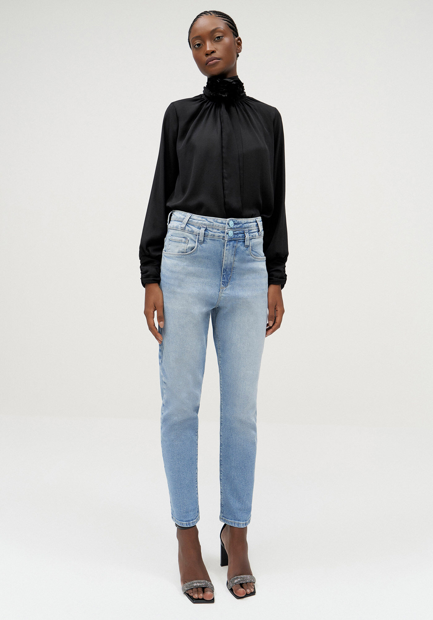 Cal&ccedil;a Jeans Mom Comfort Cropped com Detalhe C&oacute;s, , large.