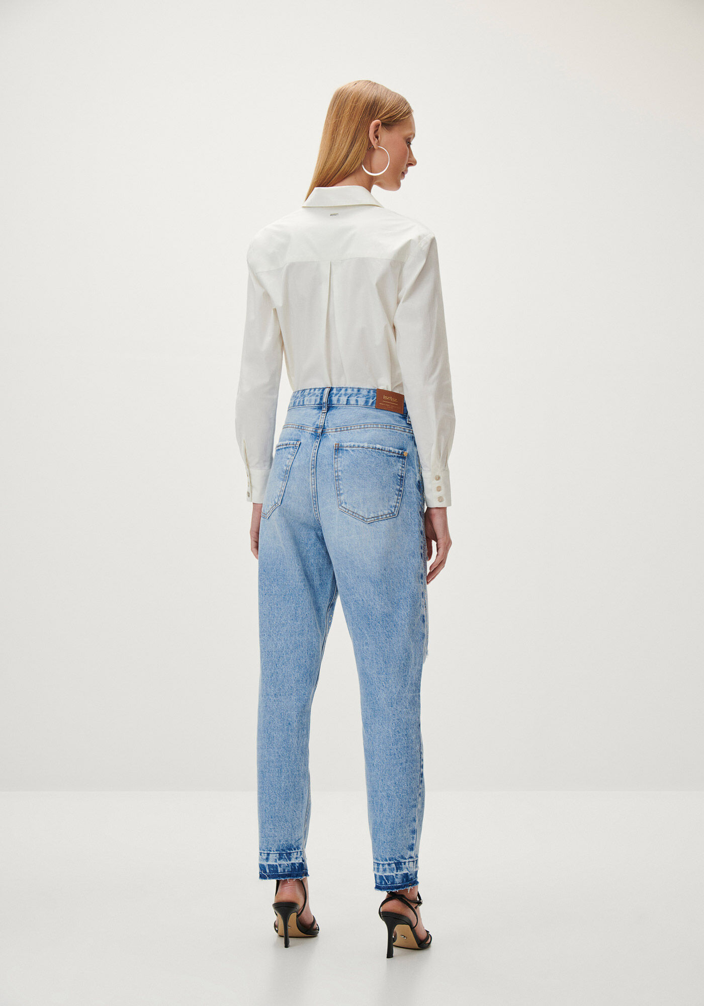 Cal&ccedil;a Jeans Mom Super Alta Cropped com Paet&ecirc;s, , large.