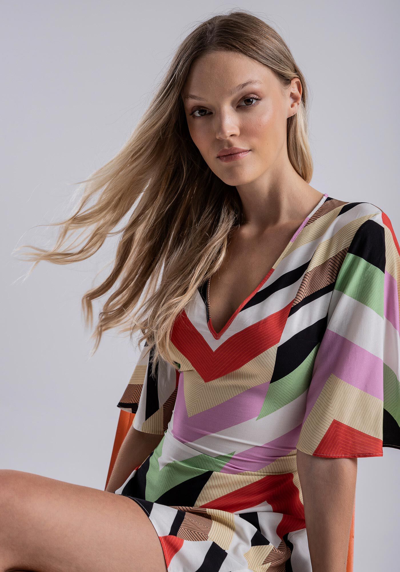 Vestido Curto Estampado em Viscose com Manga Sino, , large.