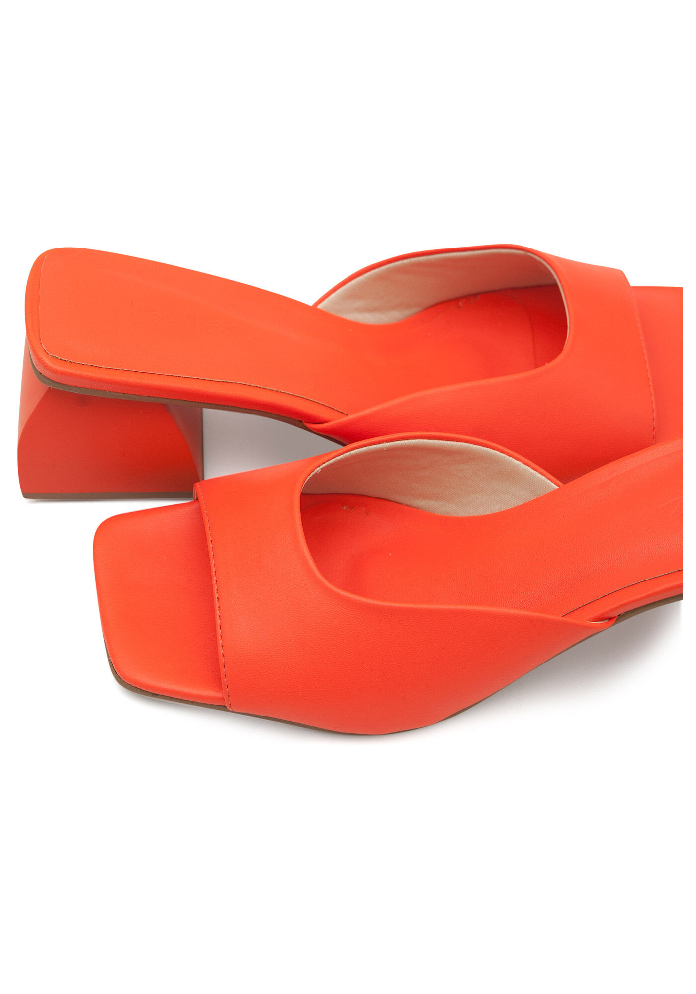 Sand&aacute;lia Mule Assim&eacute;trica com Salto Bloco, , large.