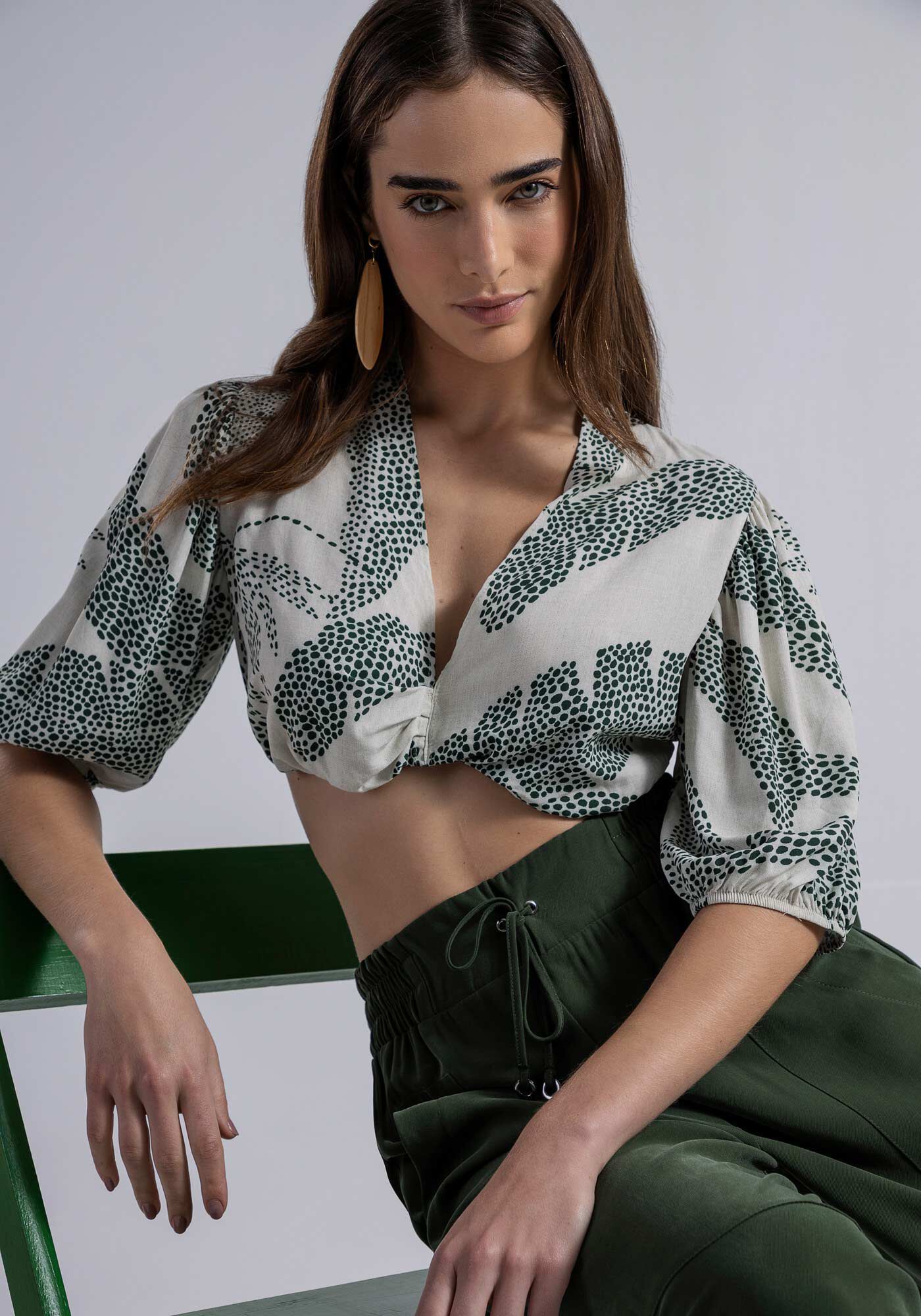 Blusa Cropped em Viscose com Decote V, , large.