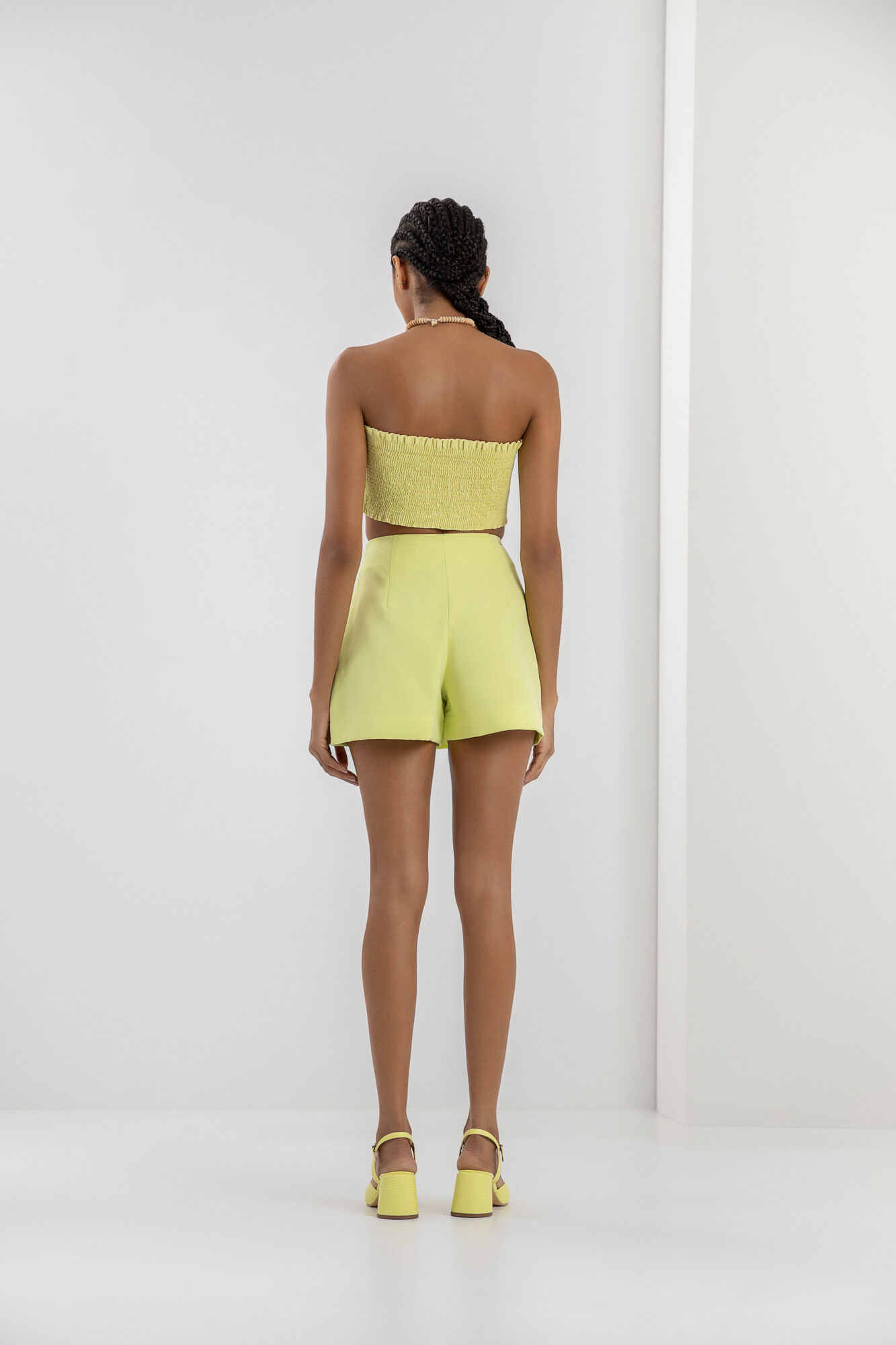 Shorts Saia com Fenda e Detalhe Bot&otilde;es, , large.