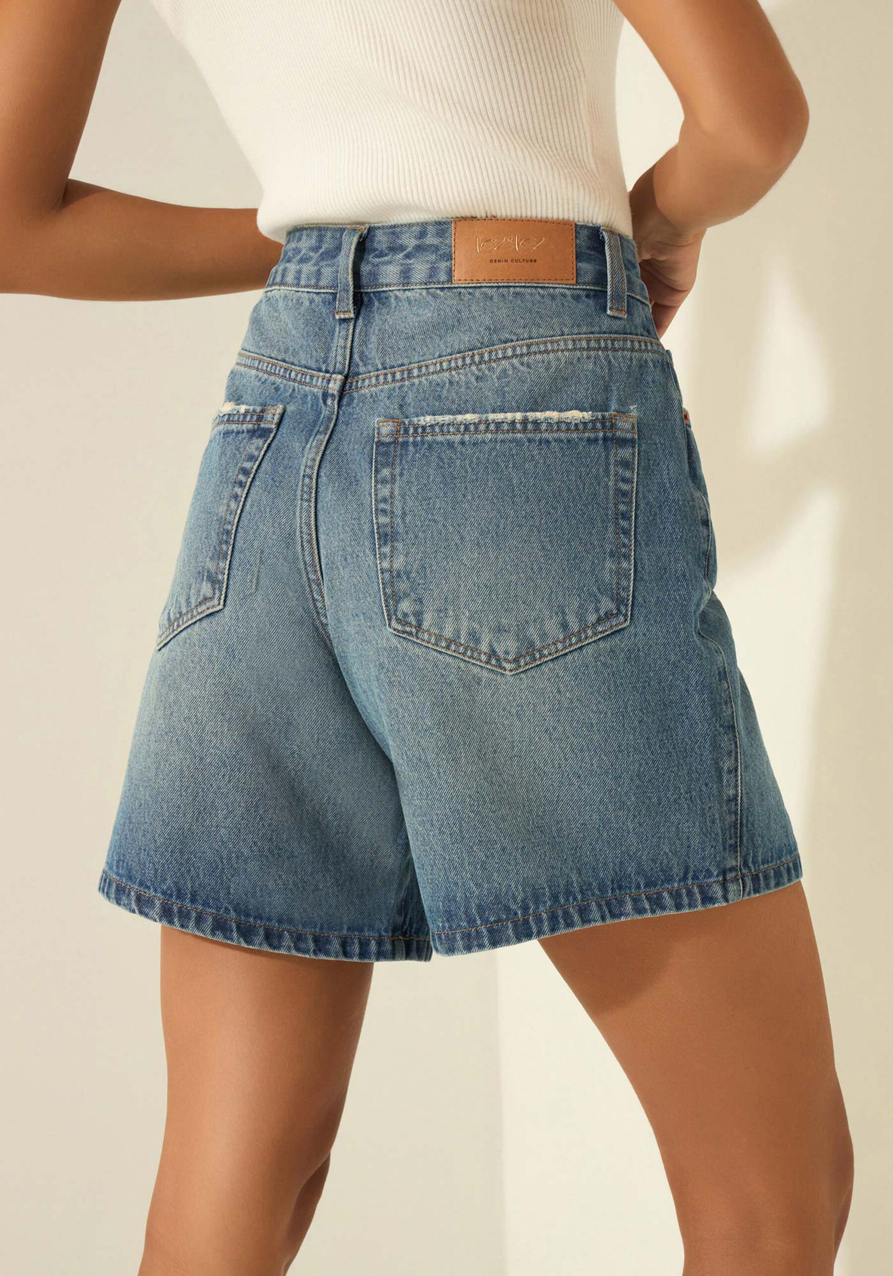 Bermuda Mom Jeans De Cintura Alta Com Bolsos, JEANS. Bermuda Mom Jeans De Cintura Alta Com Bolsos, JEANS, large.