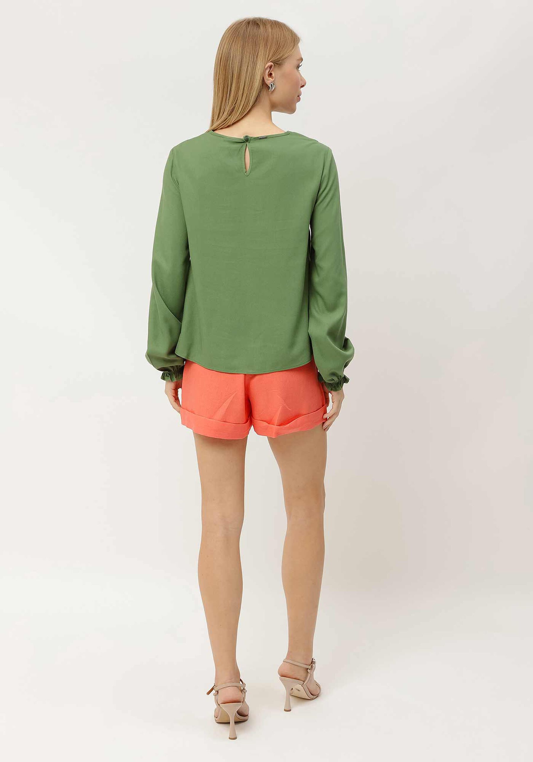 Blusa Manga Longa em Crepe com Bordado Floral, VERDE TURTLE. Blusa Manga Longa em Crepe com Bordado Floral, VERDE TURTLE, large.