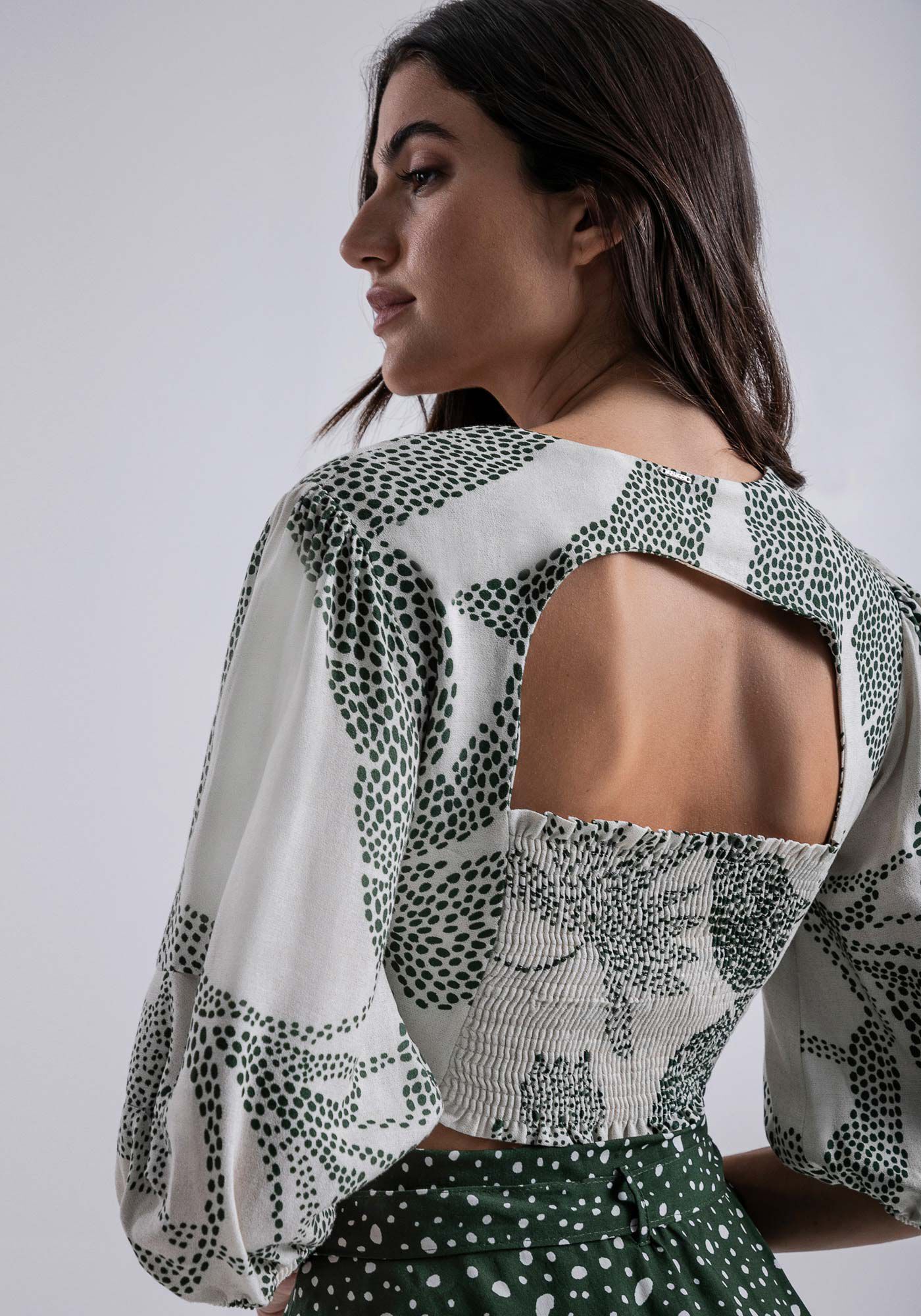 Blusa Manga Bufante em Crepe com Recorte Costas, , large.