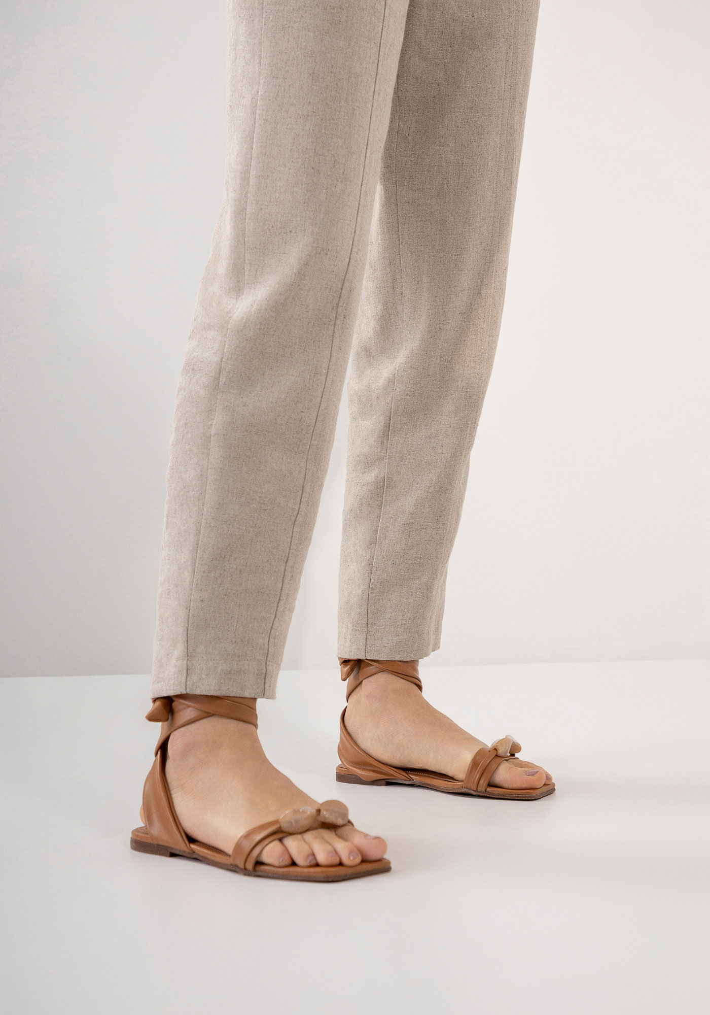 Sand&aacute;lia Rasteira com Pedras e Amarra&ccedil;&atilde;o, , large.