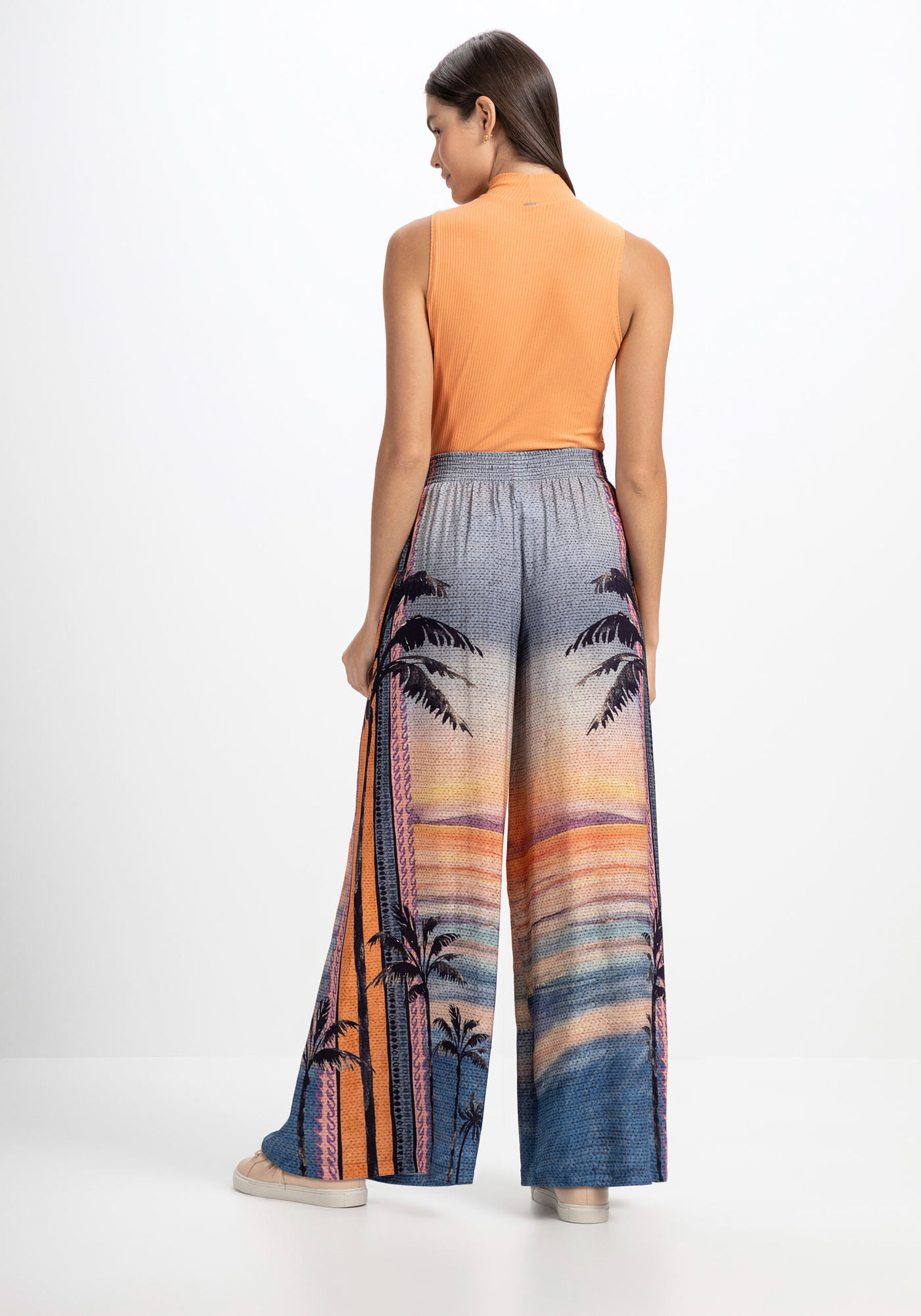 Calça Reta Ampla Estampada com Elástico Cós, SOL DA MEIA NOITE. Calça Reta Ampla Estampada com Elástico Cós, SOL DA MEIA NOITE, large.