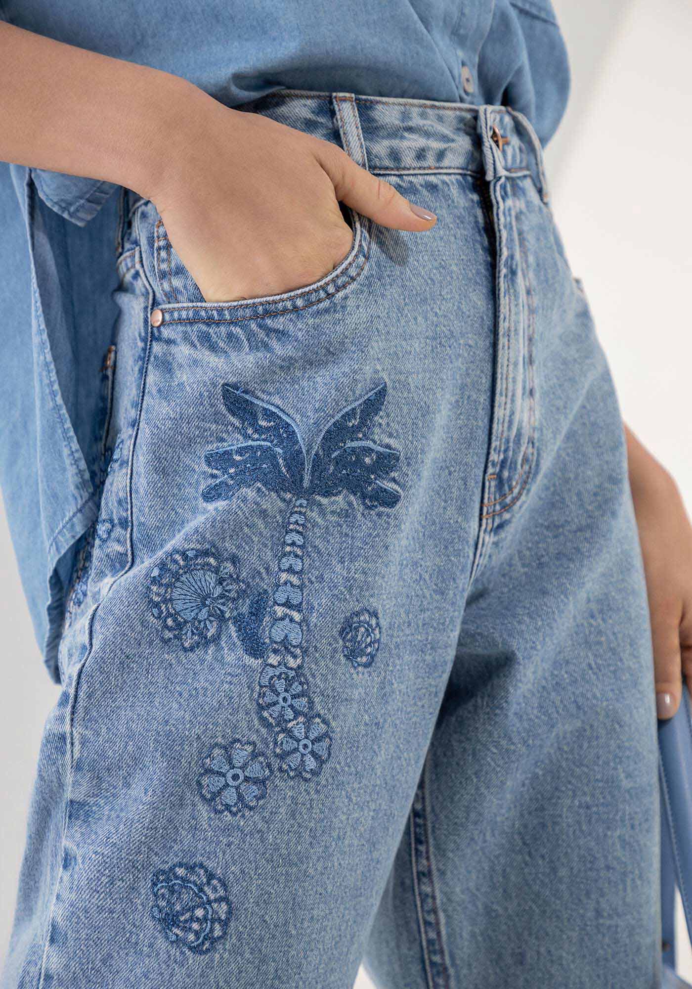 Cal&ccedil;a Jeans Mom Super Alta Cropped Bordada, JEANS, large.