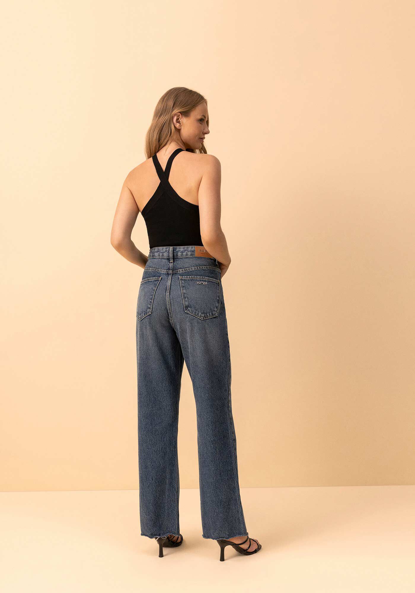 Cal&ccedil;a Jeans Reta Cropped Com Cintura Alta E Barra A Fio, JEANS, large.