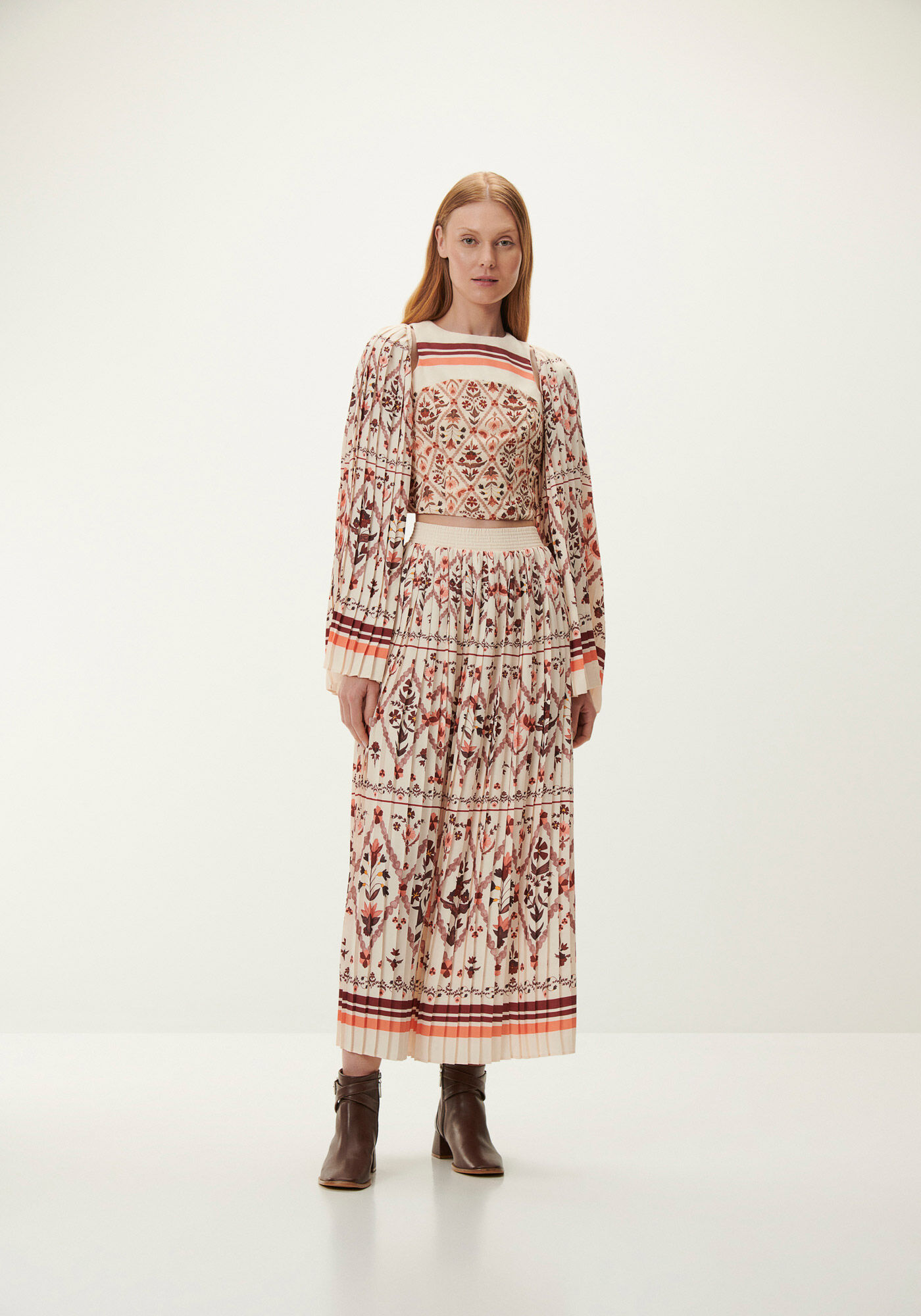 Blusa Estampada Cropped com Manga Longa Plissada, CAPITONE, large.