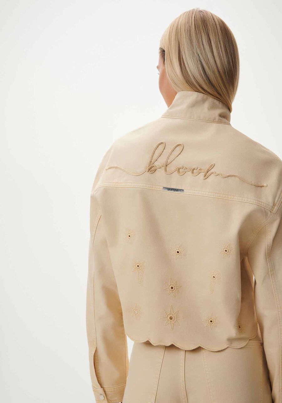 Jaqueta Sarja Cropped com Bordado Laise, BEGE CHAMONIX. Jaqueta Sarja Cropped com Bordado Laise, BEGE CHAMONIX, large.