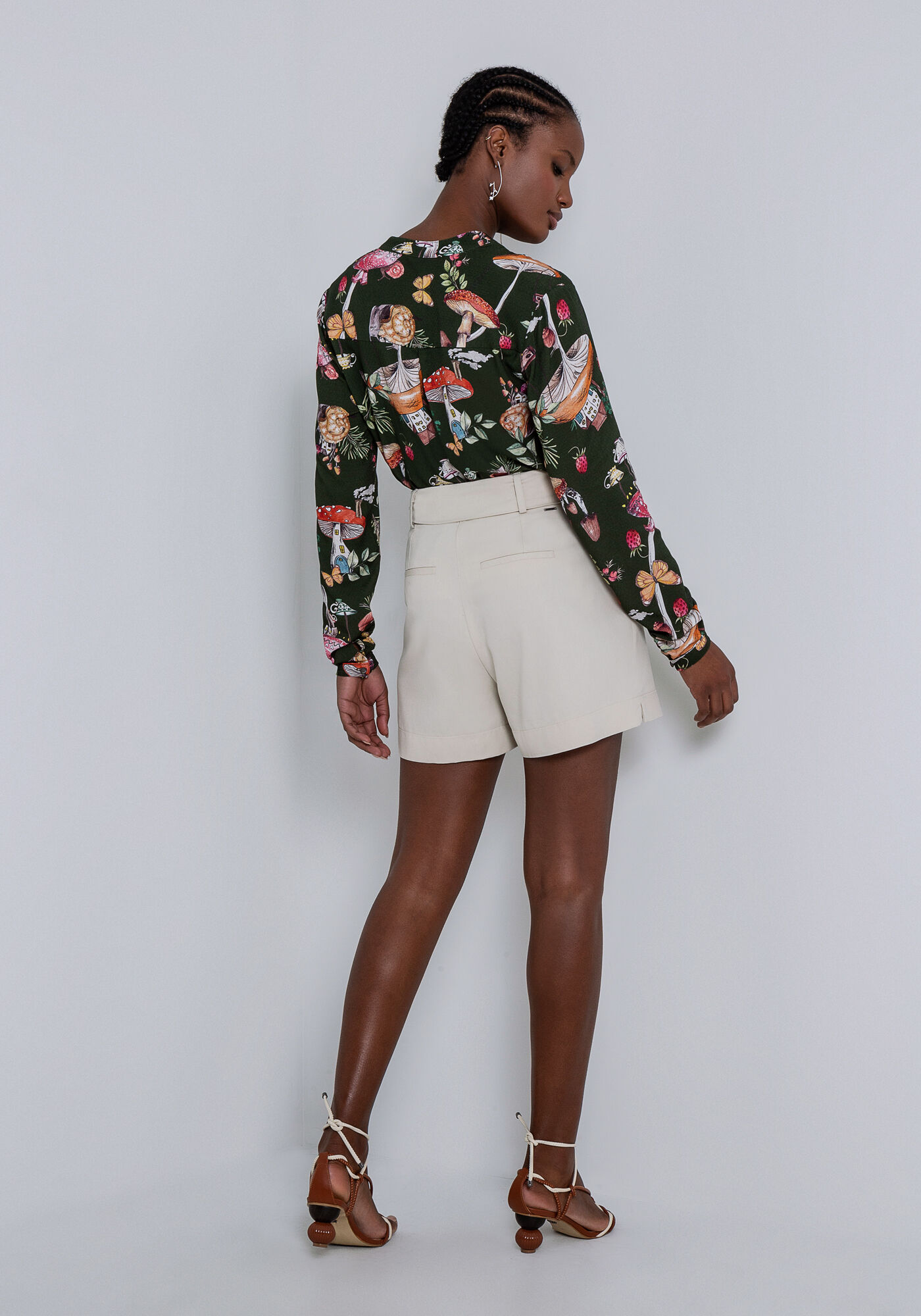 Shorts Cintura M&eacute;dia em Tecido Velurd com Cinto, , large.