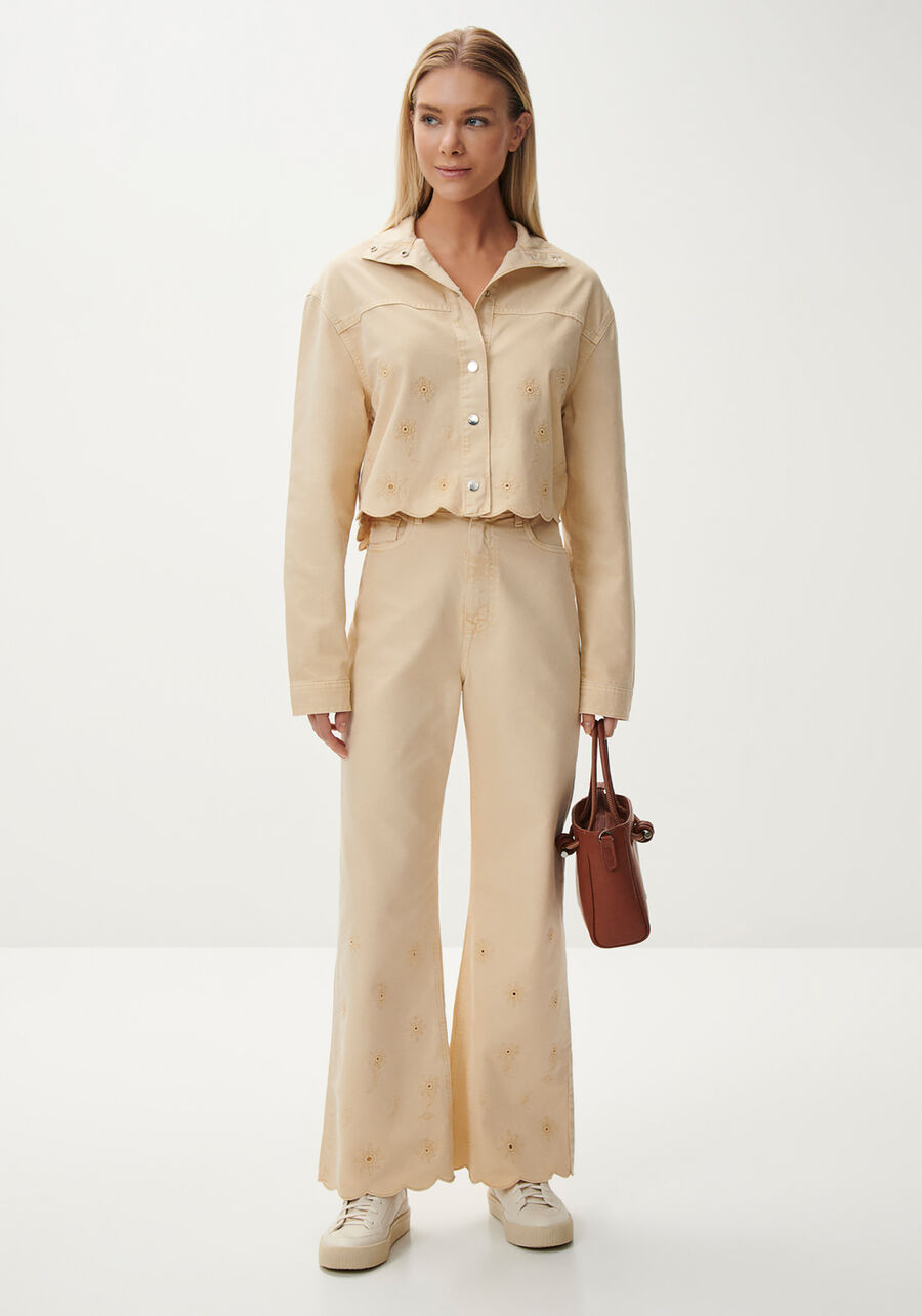 Jaqueta Sarja Cropped com Bordado Laise, BEGE CHAMONIX. Jaqueta Sarja Cropped com Bordado Laise, BEGE CHAMONIX, large.