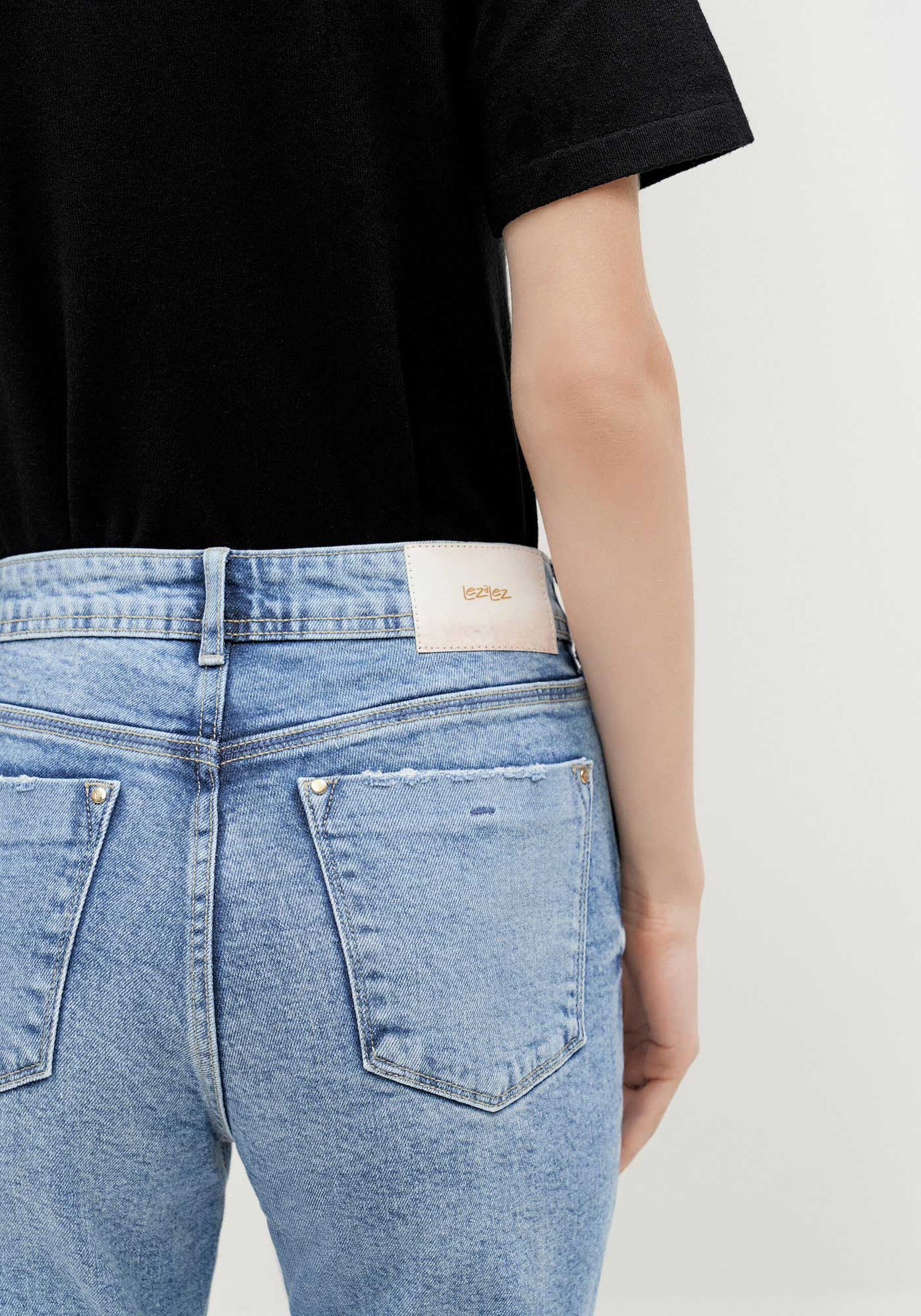 Calça Jeans Flare Cintura Alta com Detalhe Barra, JEANS. Calça Jeans Flare Cintura Alta com Detalhe Barra, JEANS, large.
