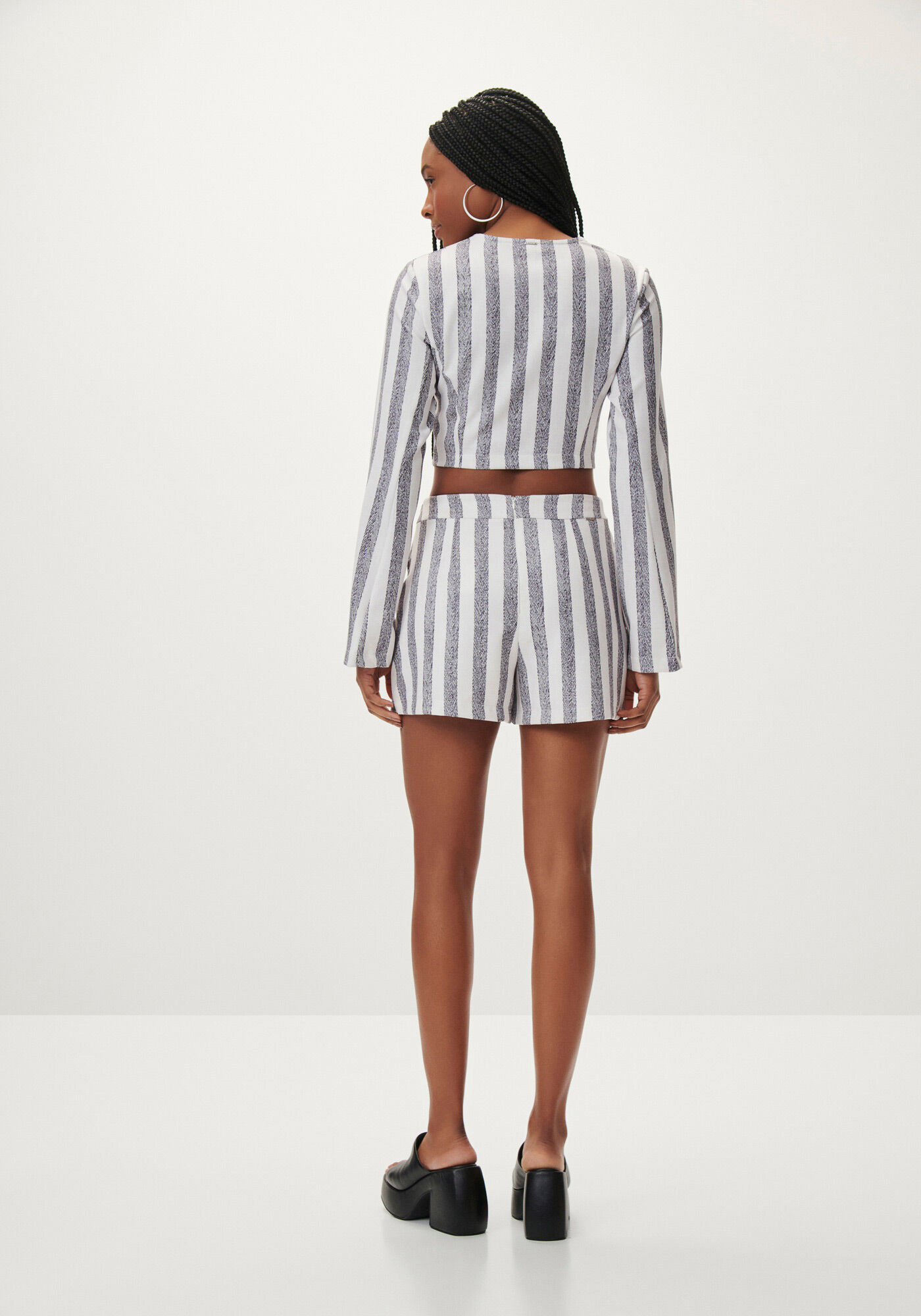 Shorts-Saia em Tecido Plano com Cintura M&eacute;dia, , large.