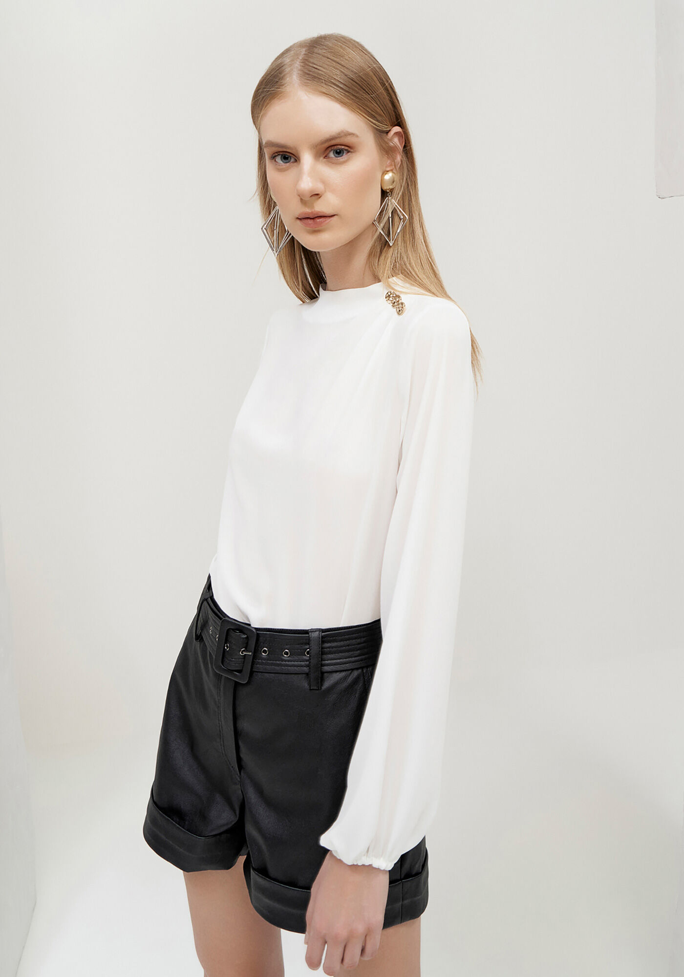 Blusa Manga Longa em Crepe com Franzido Ombro, , large.